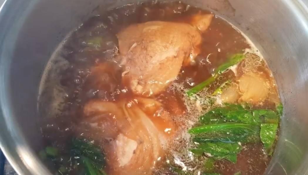 ไก่ตัวต้มน้ำซุปปลาแห้ง