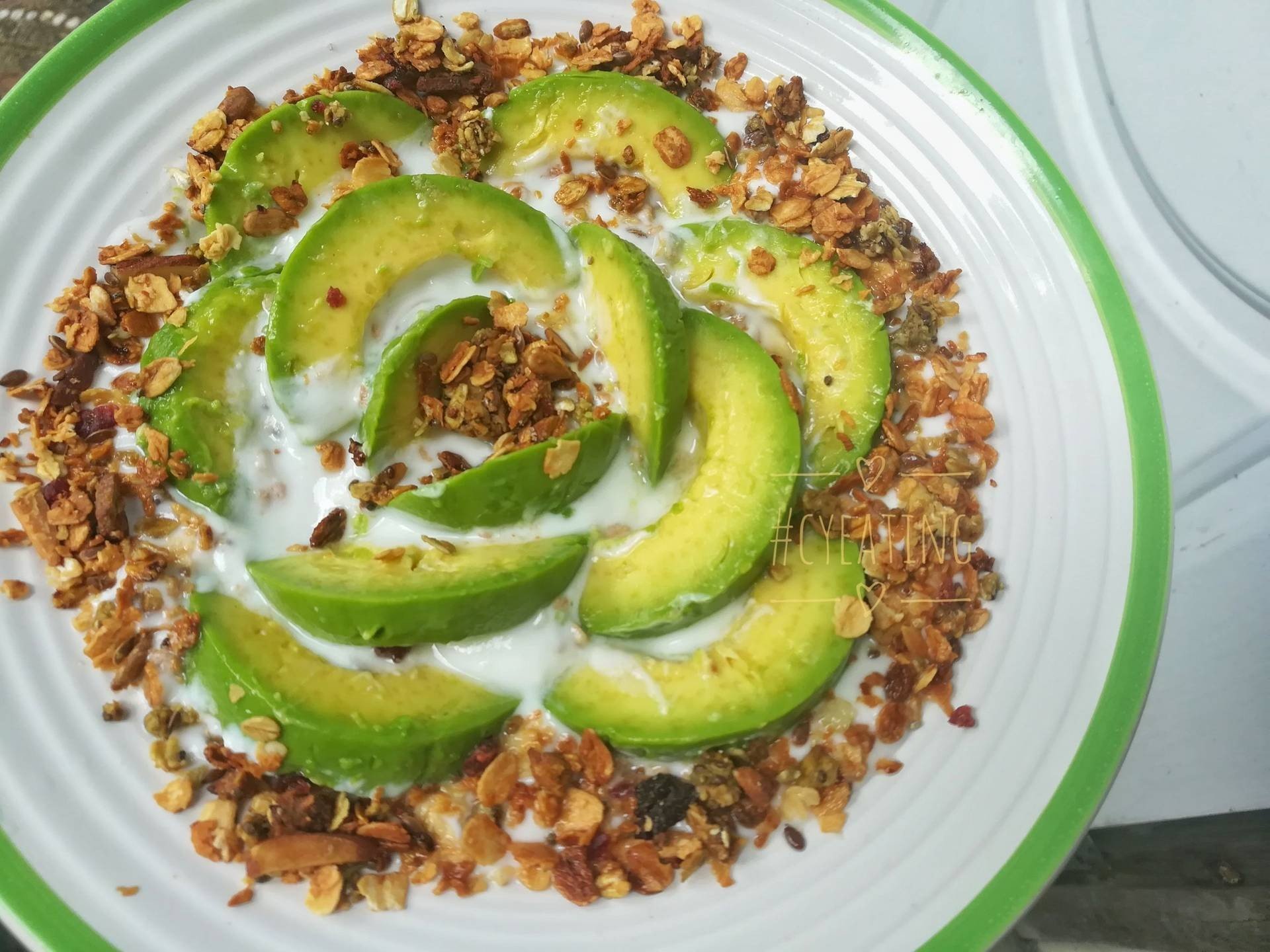 โยเกิร์ตอโวคาโด+กราโนล่า