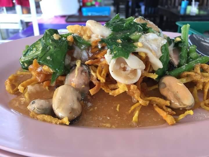 หมี่กรอบหอยแมลงภู่ราดหน้า