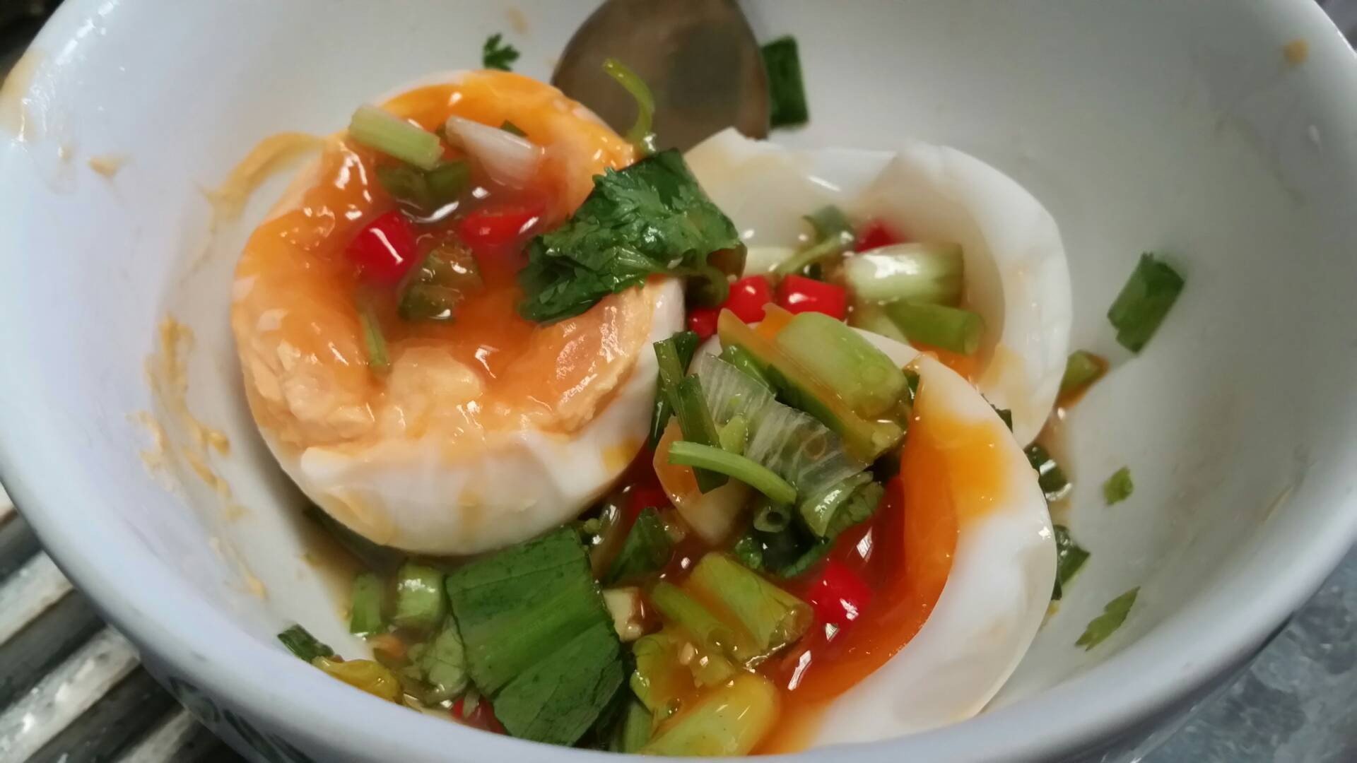 ยำไข่เป็ดต้ม