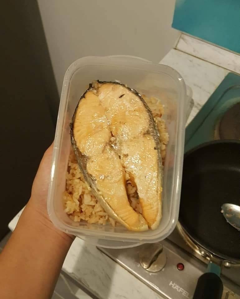 ข้าวผัดน้ำพริกกะปิปลาแซลมอน