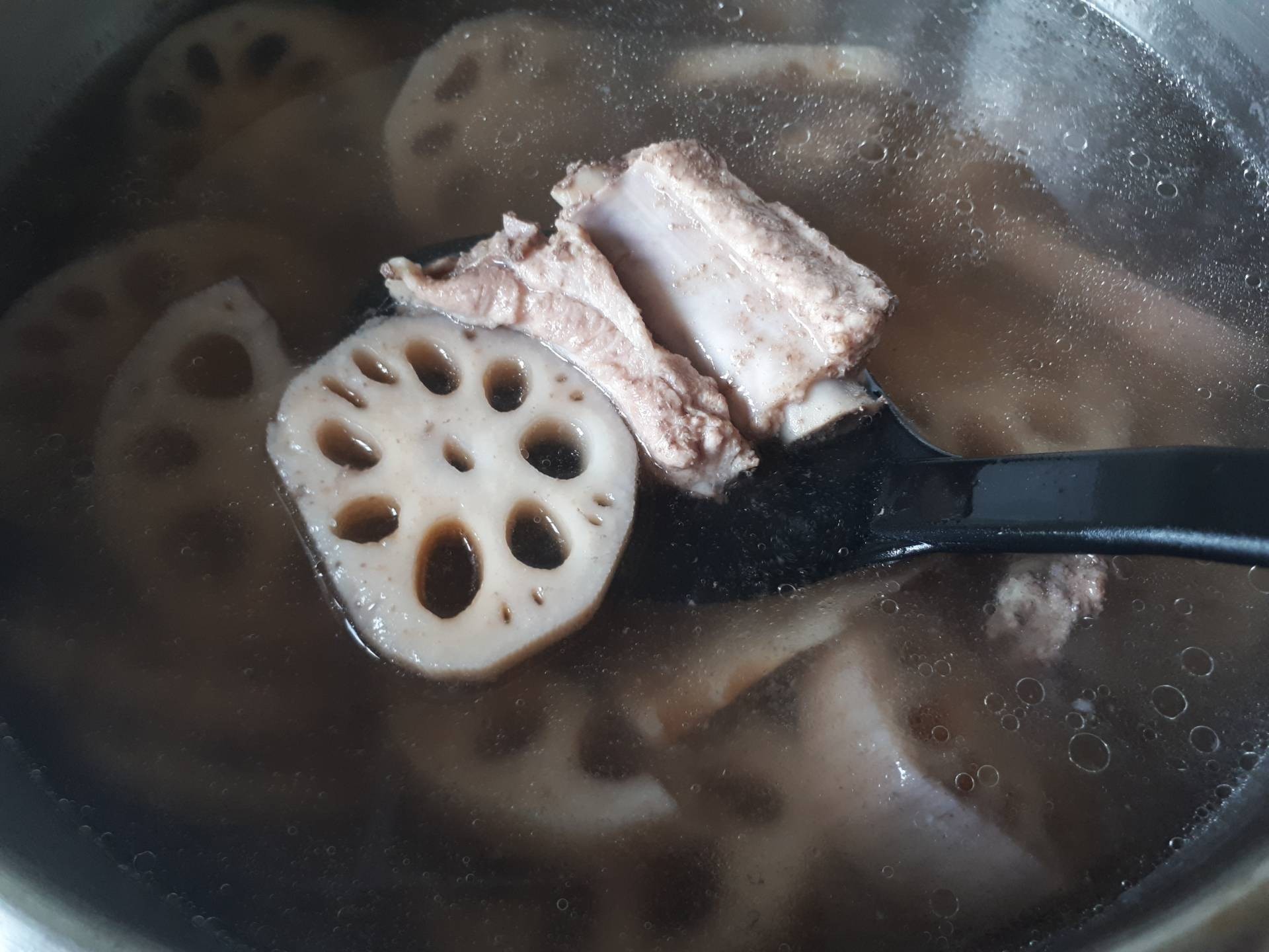 น้ำแกงรากบัวกระดูกหมู
