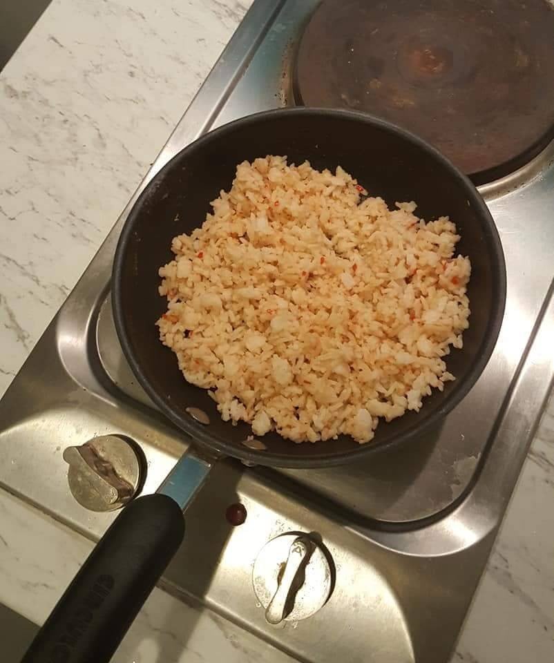 ข้าวผัดน้ำพริกกะปิปลาแซลมอน