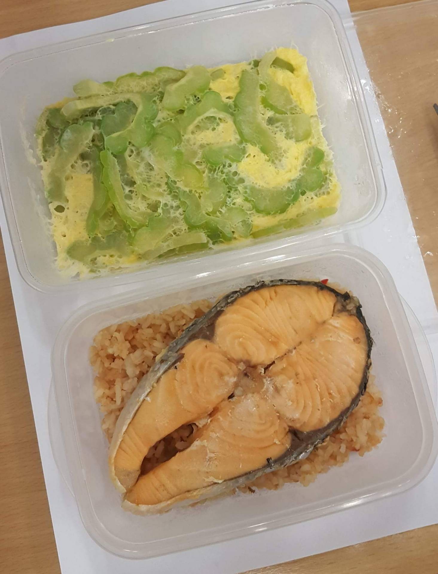 ข้าวผัดน้ำพริกกะปิปลาแซลมอน