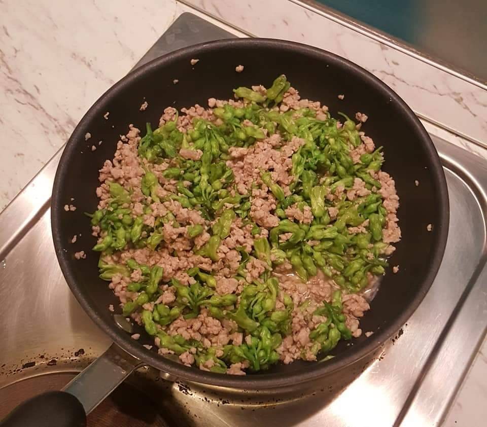 ผัดดอกขจรหมูสับ