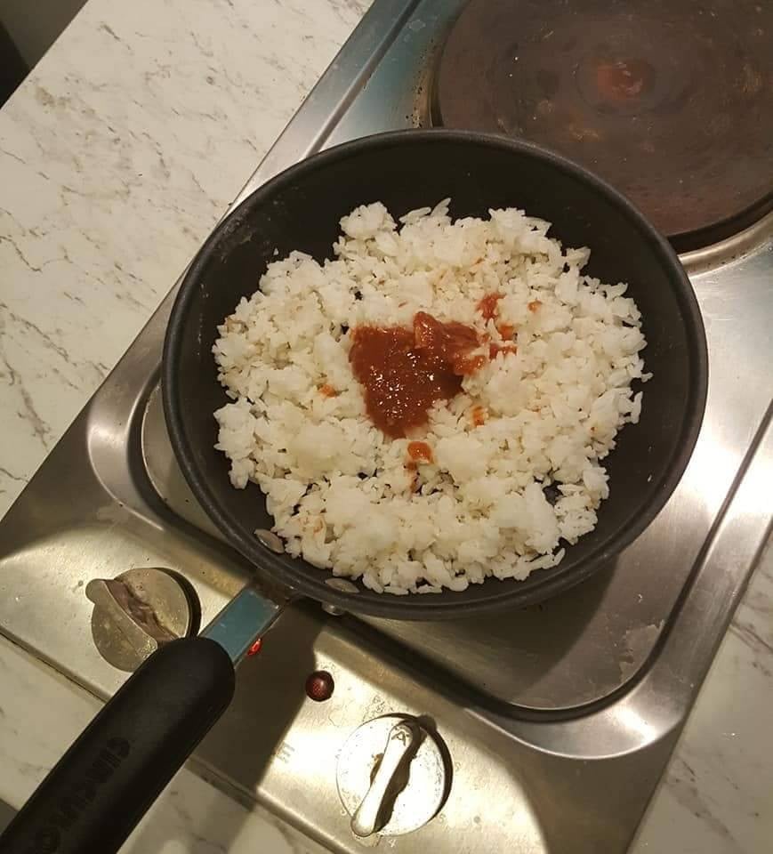 ข้าวผัดน้ำพริกกะปิปลาแซลมอน