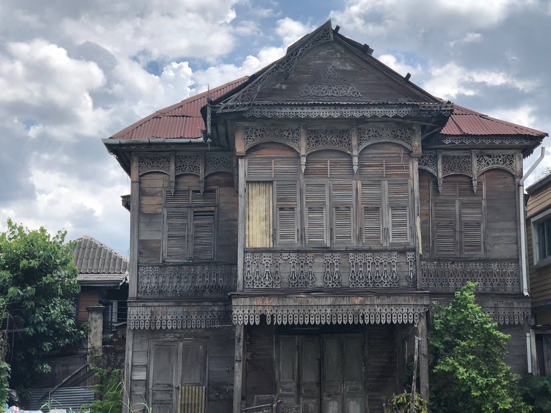 บ้านไม้โบราณ หรือ บ้านขนมปังขิง