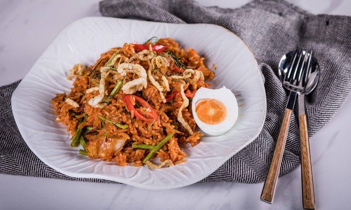 ข้าวผัดพริกขิงหมูกรอบ (Crispy Pork Prik Khing Fried Rice)