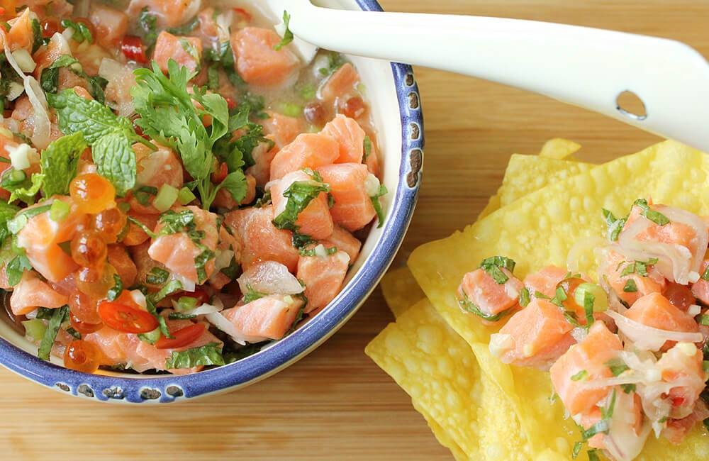ยำแซลมอนกับเกี๊ยวทอด  (Thai Styled Salmon Tartare with Fried Wonton)