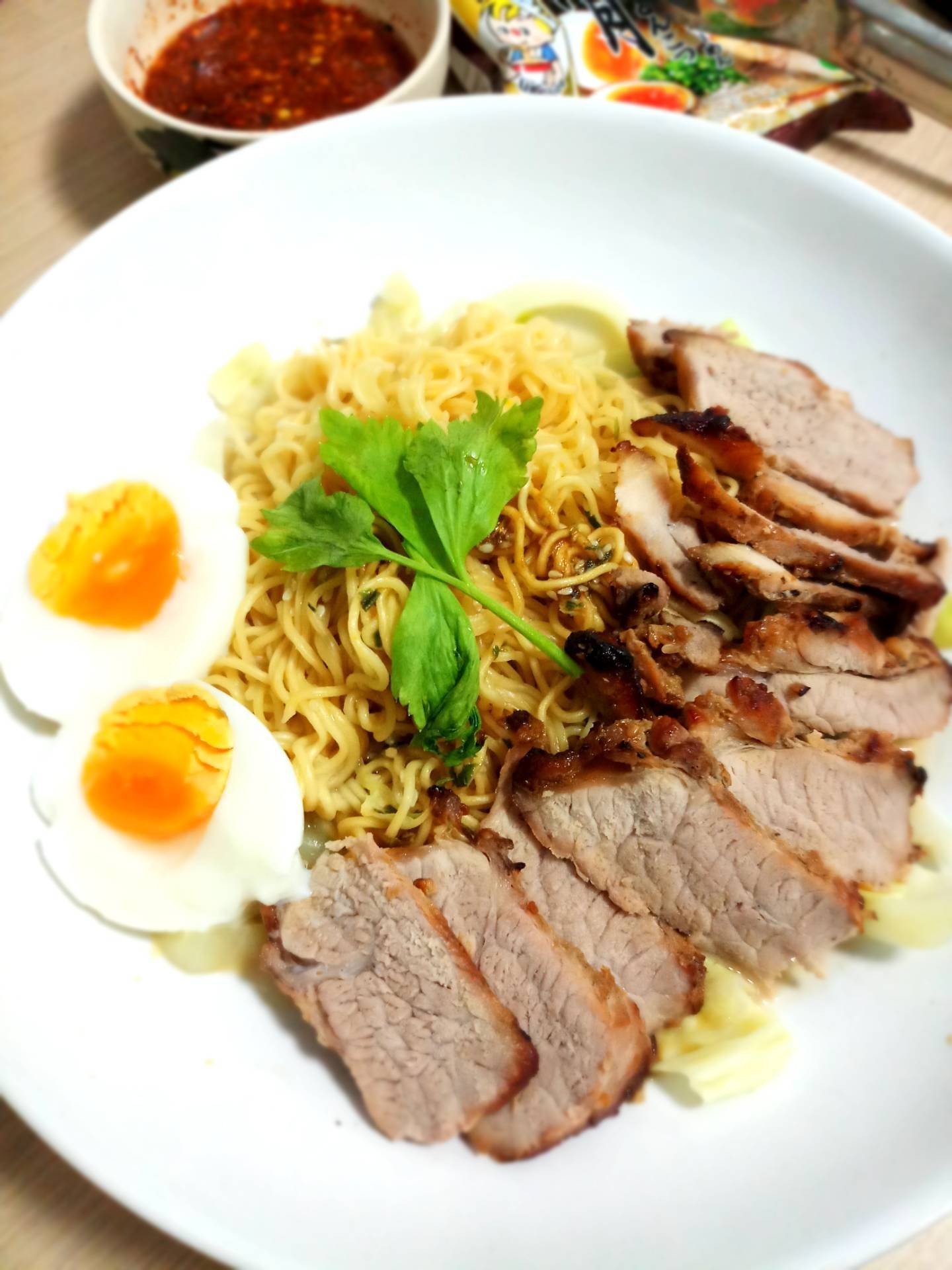 ราเมนหน้าหมูย่าง 
(บะหมี่กึ่งสำเร็จรูปรสทงคัตสึราเมน)