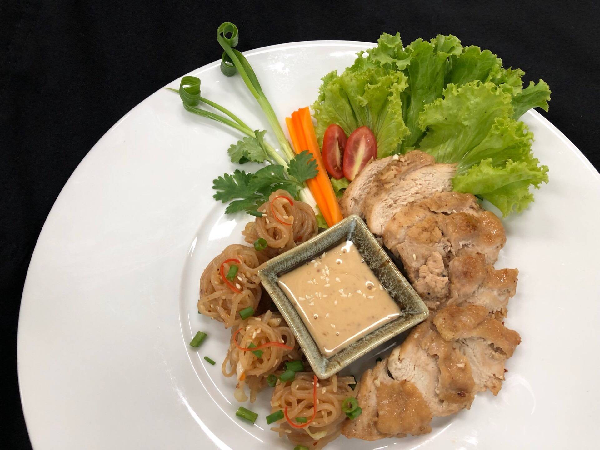 เส้นบุกผัดงาไก่ตุ๋นน้ำสลัดงาคั่วญี่ปุ่น