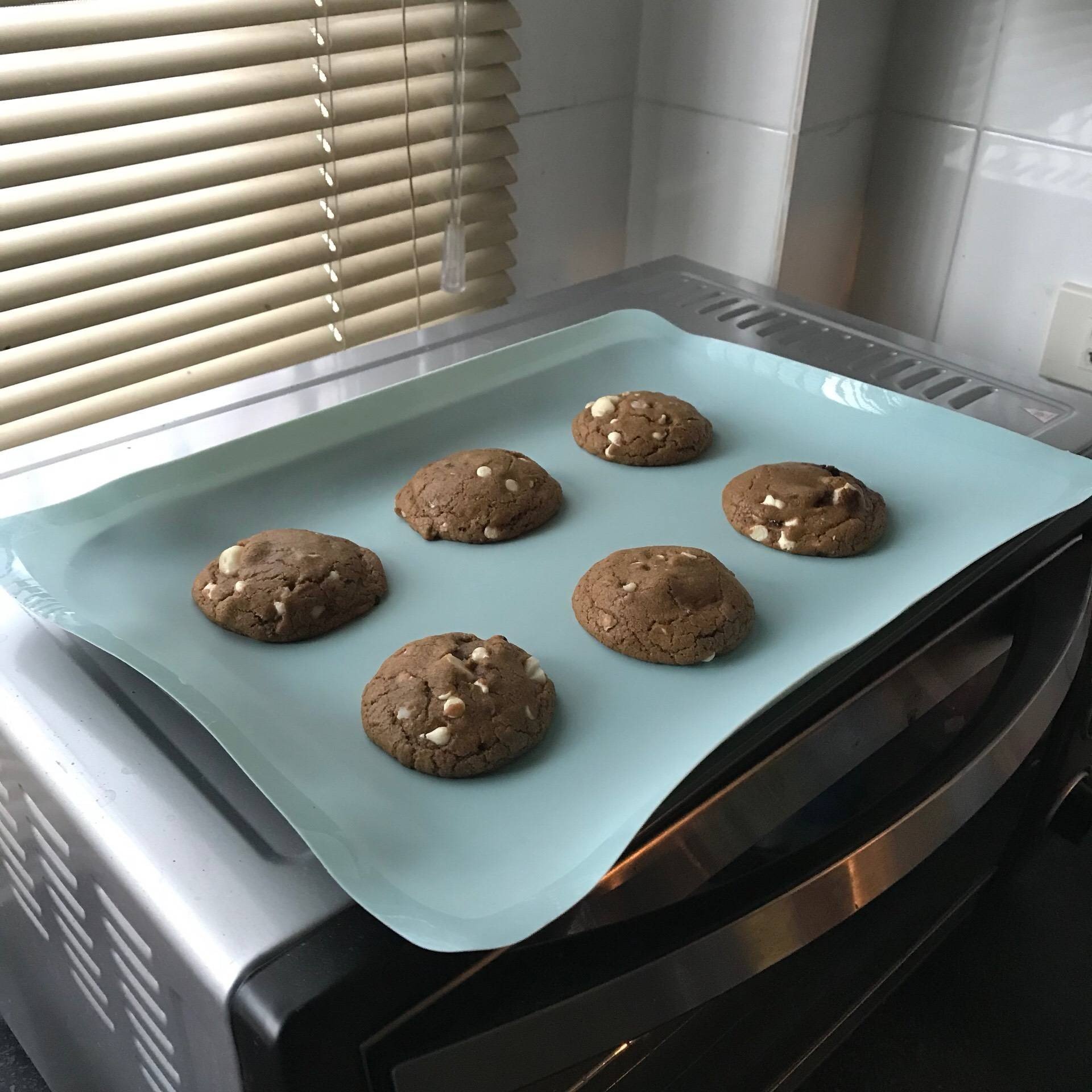 Chewy White Chocolate Macadamia Cookie