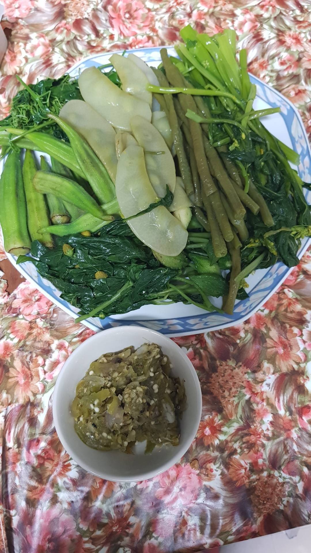 น้ำพริกหนุ่ม หมูทอด ผักลวก