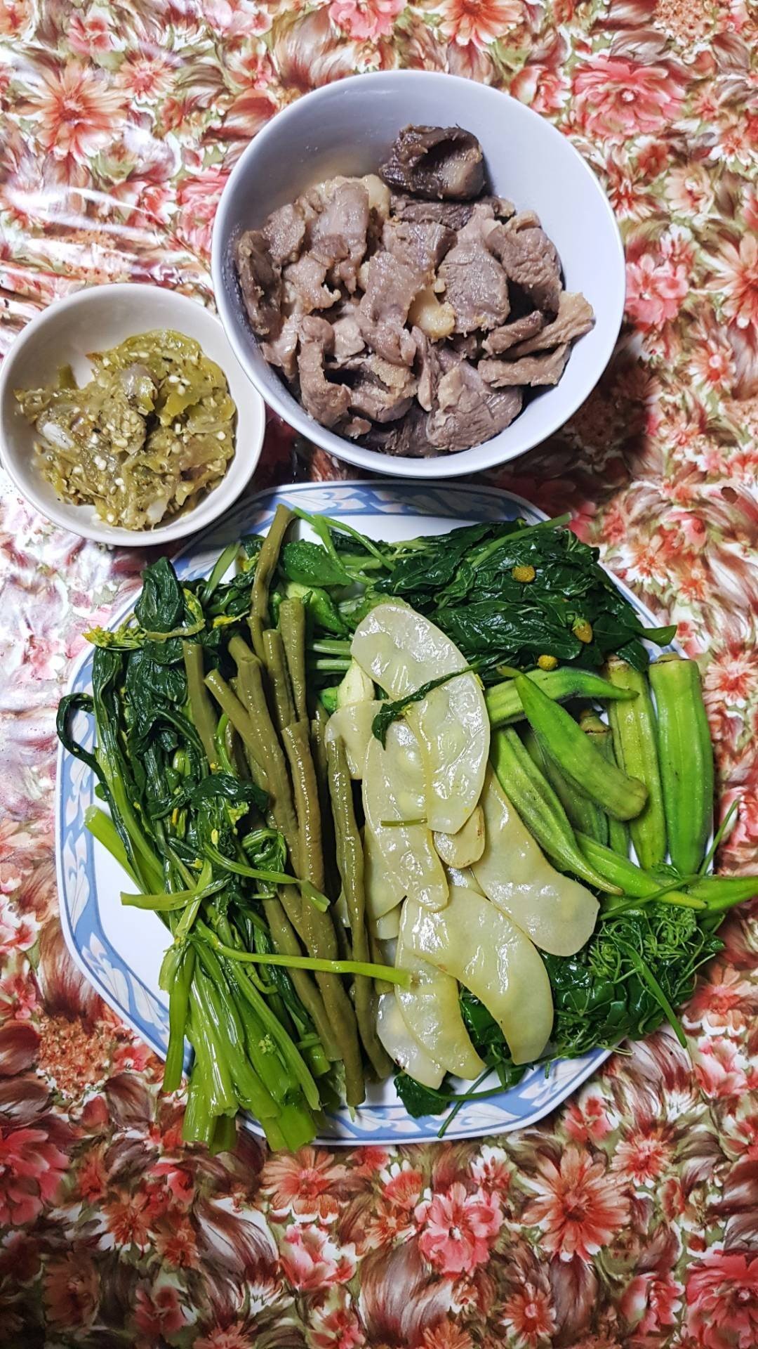 น้ำพริกหนุ่ม หมูทอด ผักลวก