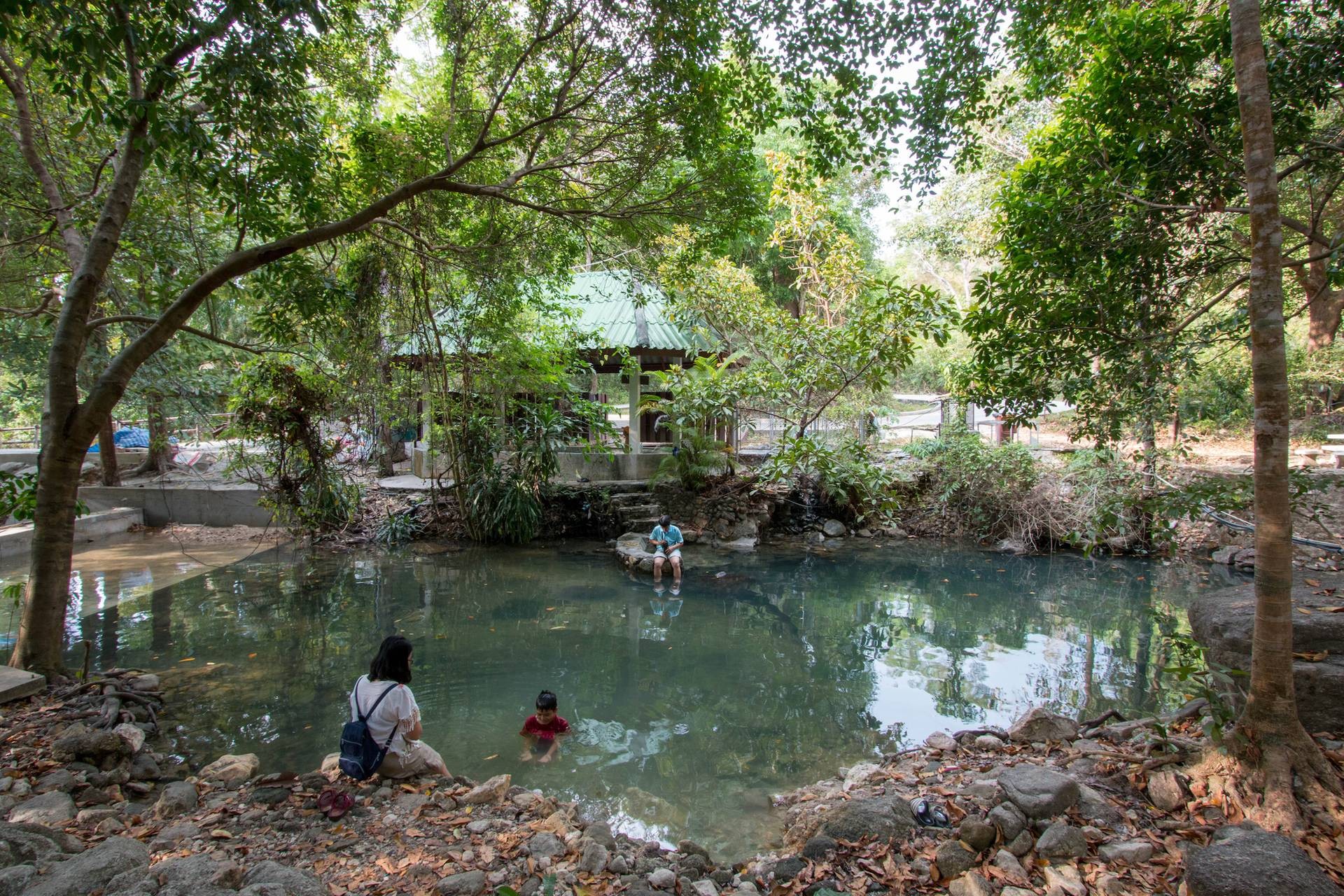 บ่อน้ำแร่ร้อนพรรั้ง