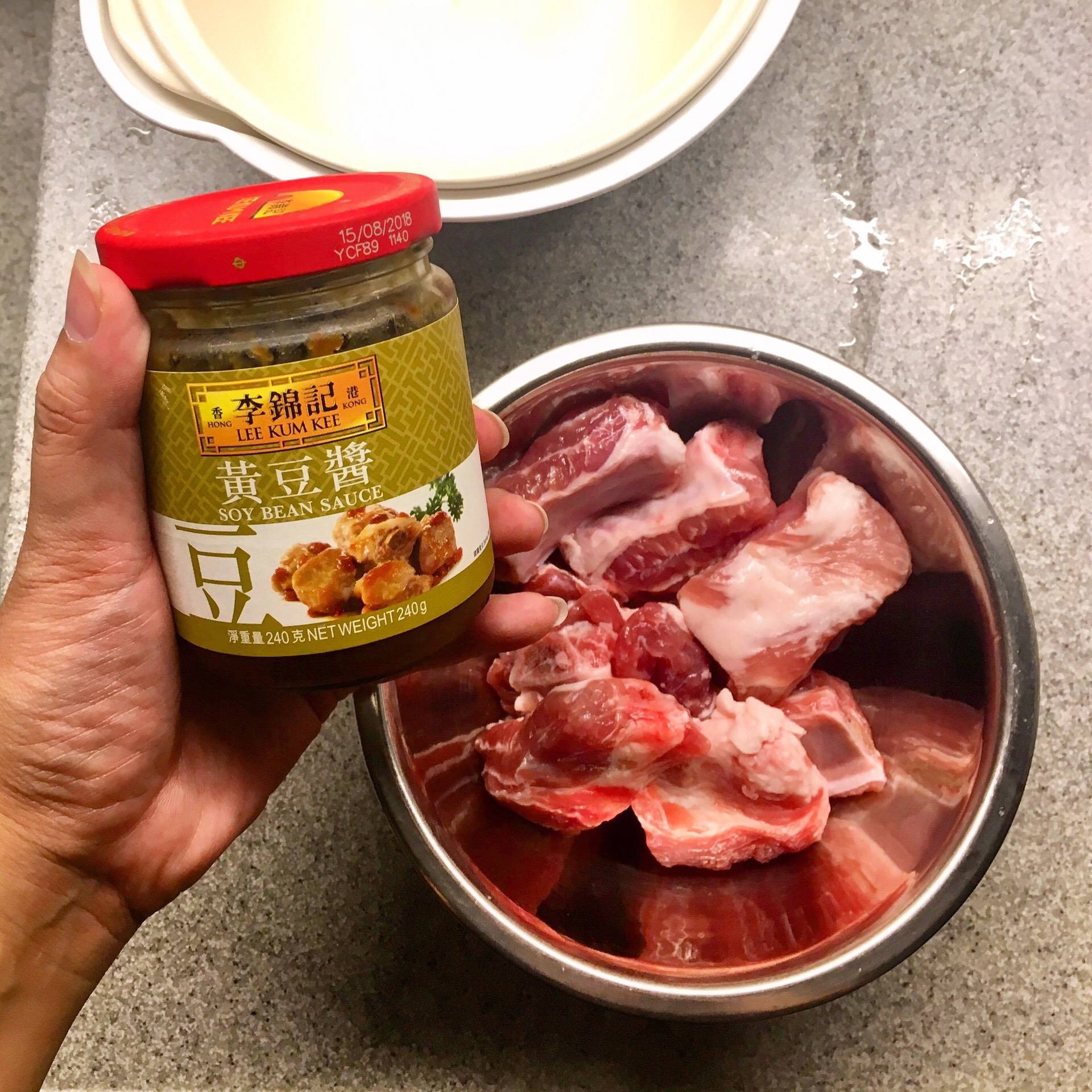 กระดูกหมูนึ่งเต้าเจี้ยว