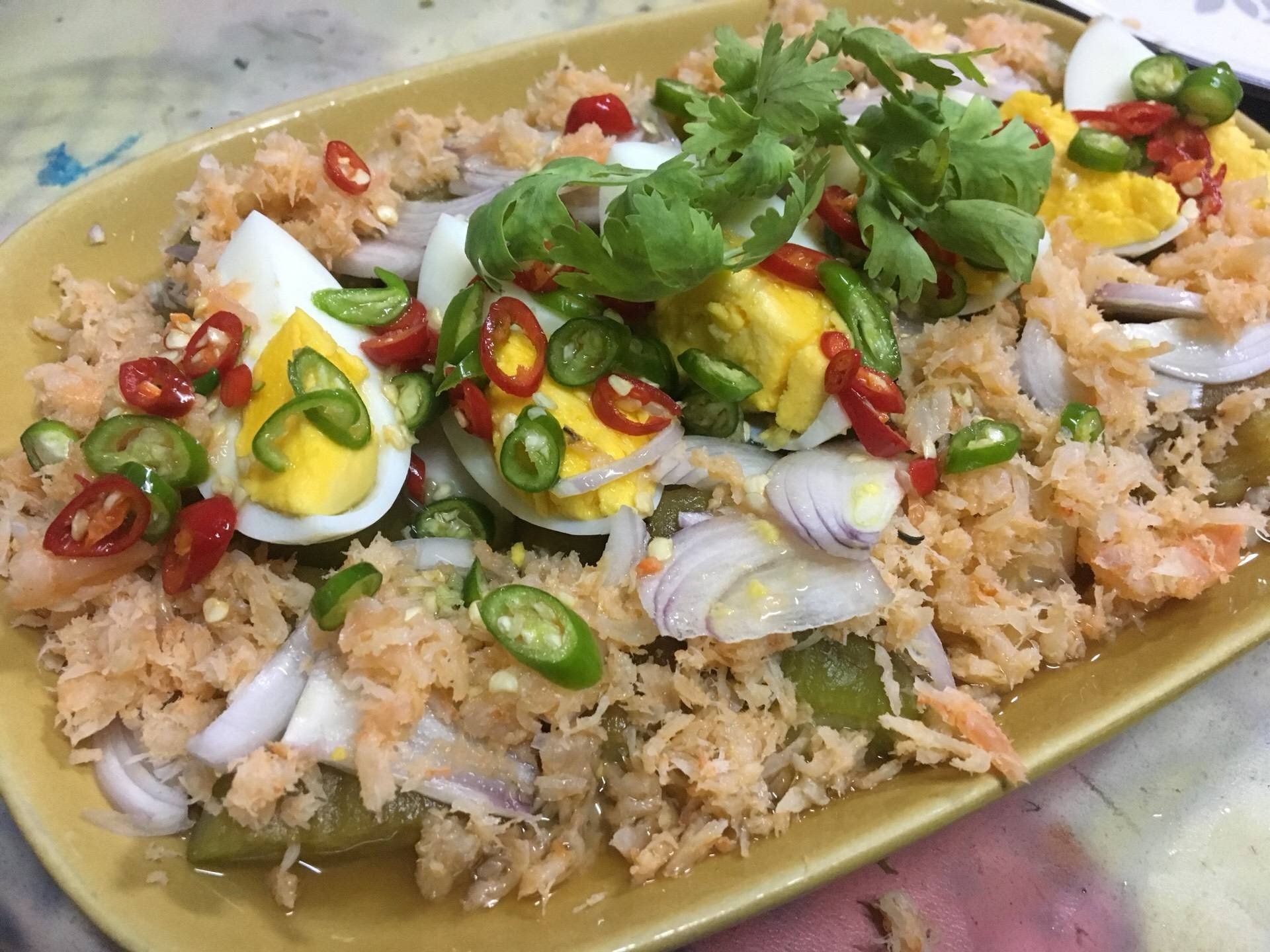 ยำมะเขือย่างไข่ต้ม