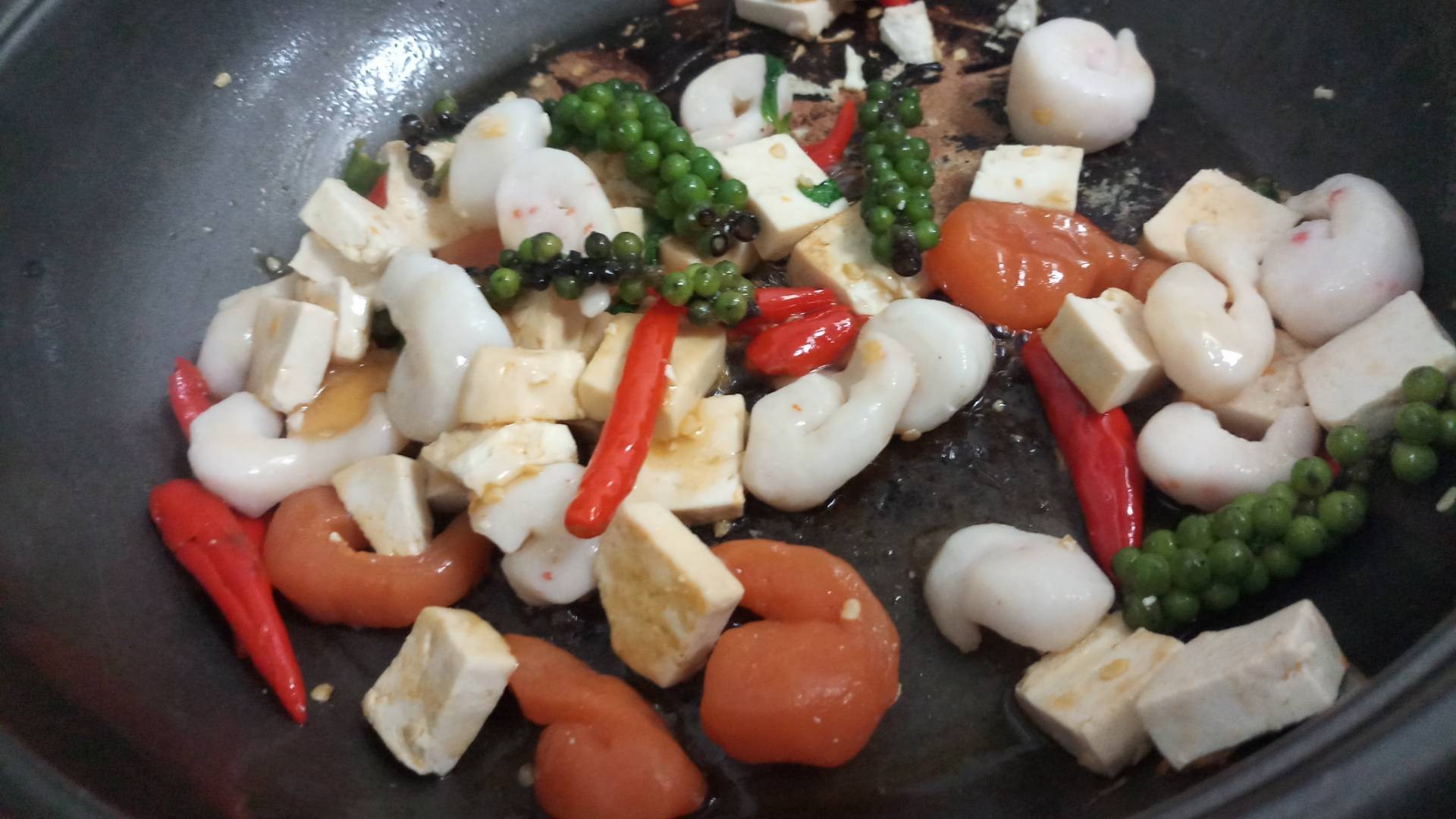 กุ้งผัดขี้เมากะเพรากรอบ "เจ"