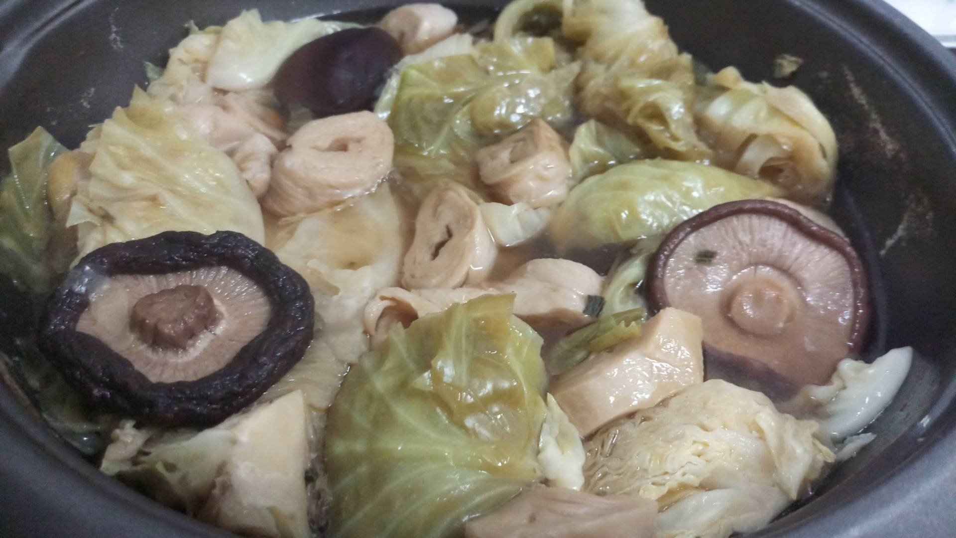 ต้มกะหล่ำปลี J
( สูตรทำตามคุณนายแม่)