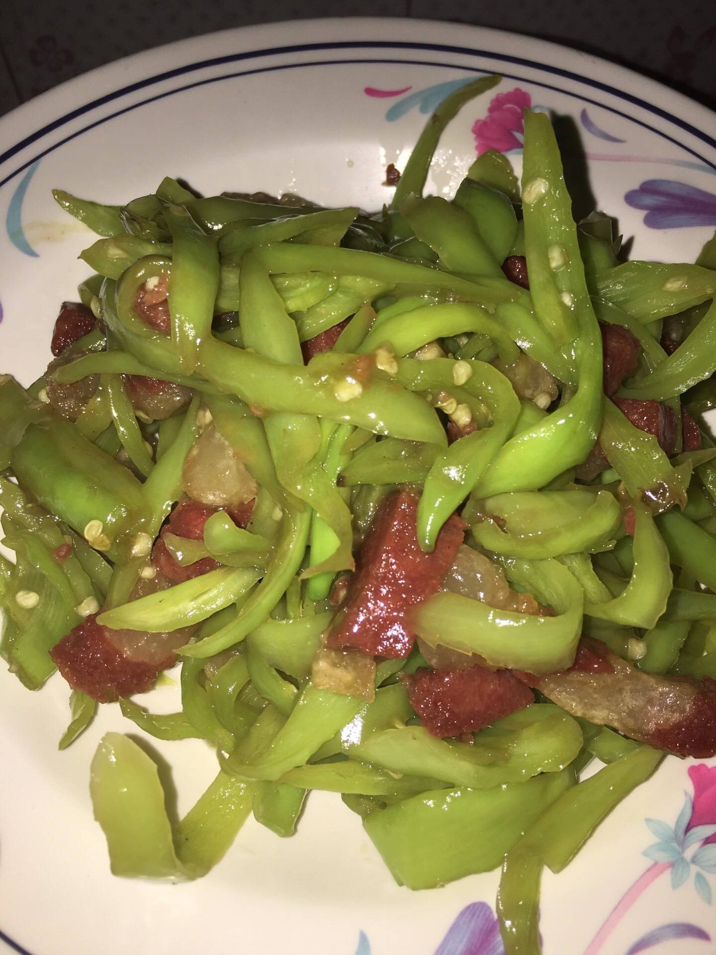 ผัดพริกอ่อนหมูกรอบเจ