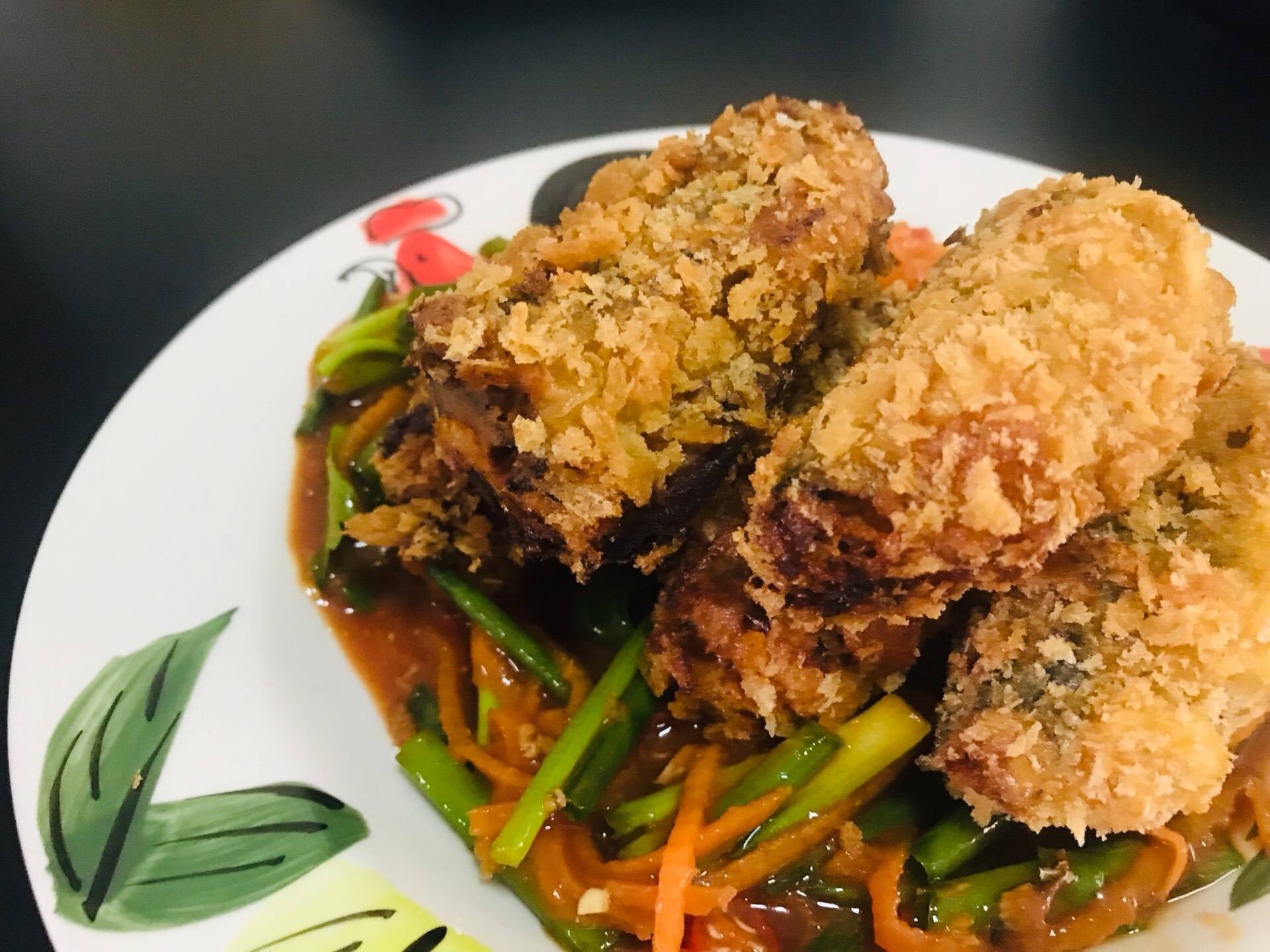 ยำปลากระป๋องทอดกร๊อบกรอบ