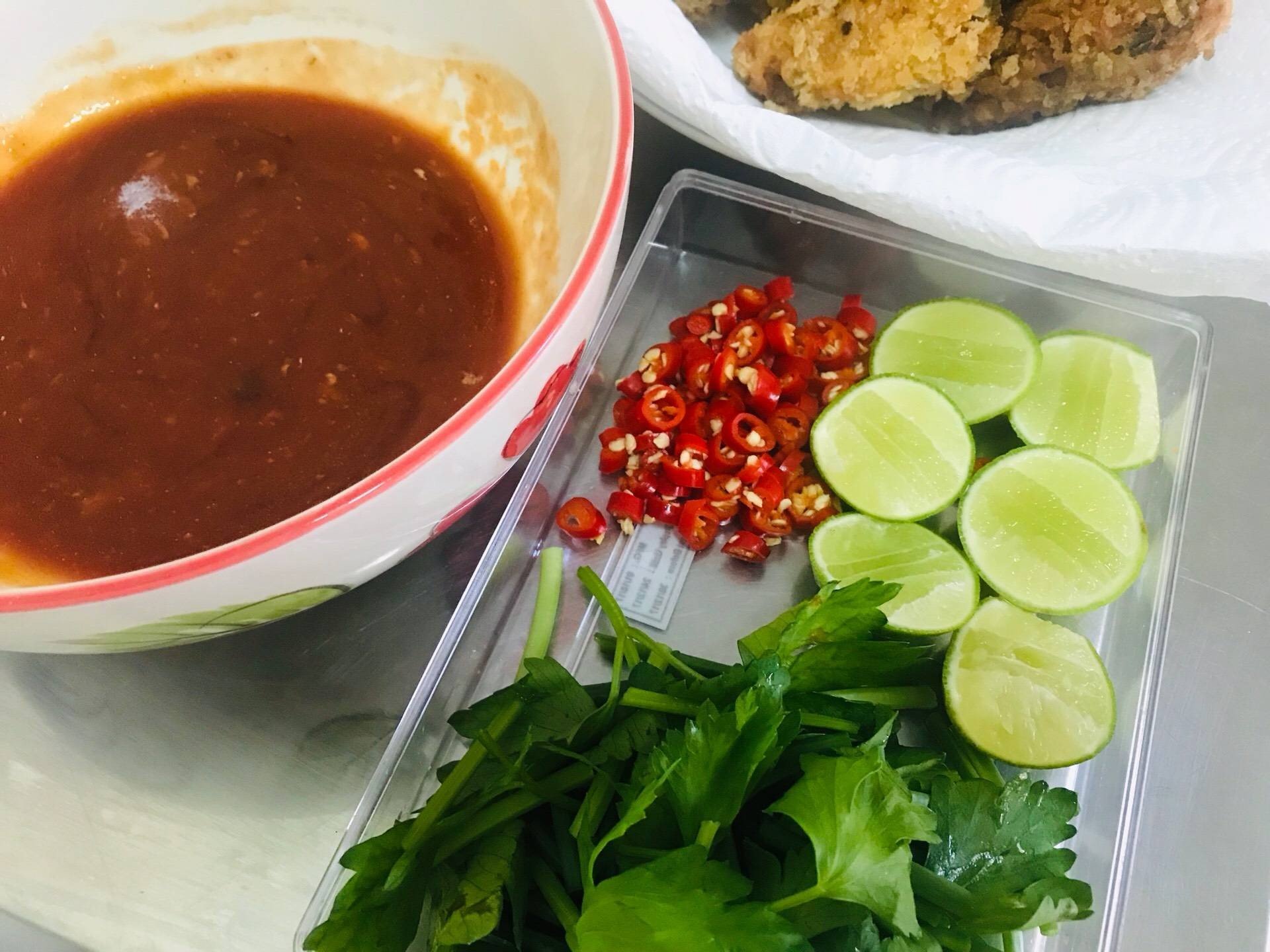 ยำปลากระป๋องทอดกร๊อบกรอบ