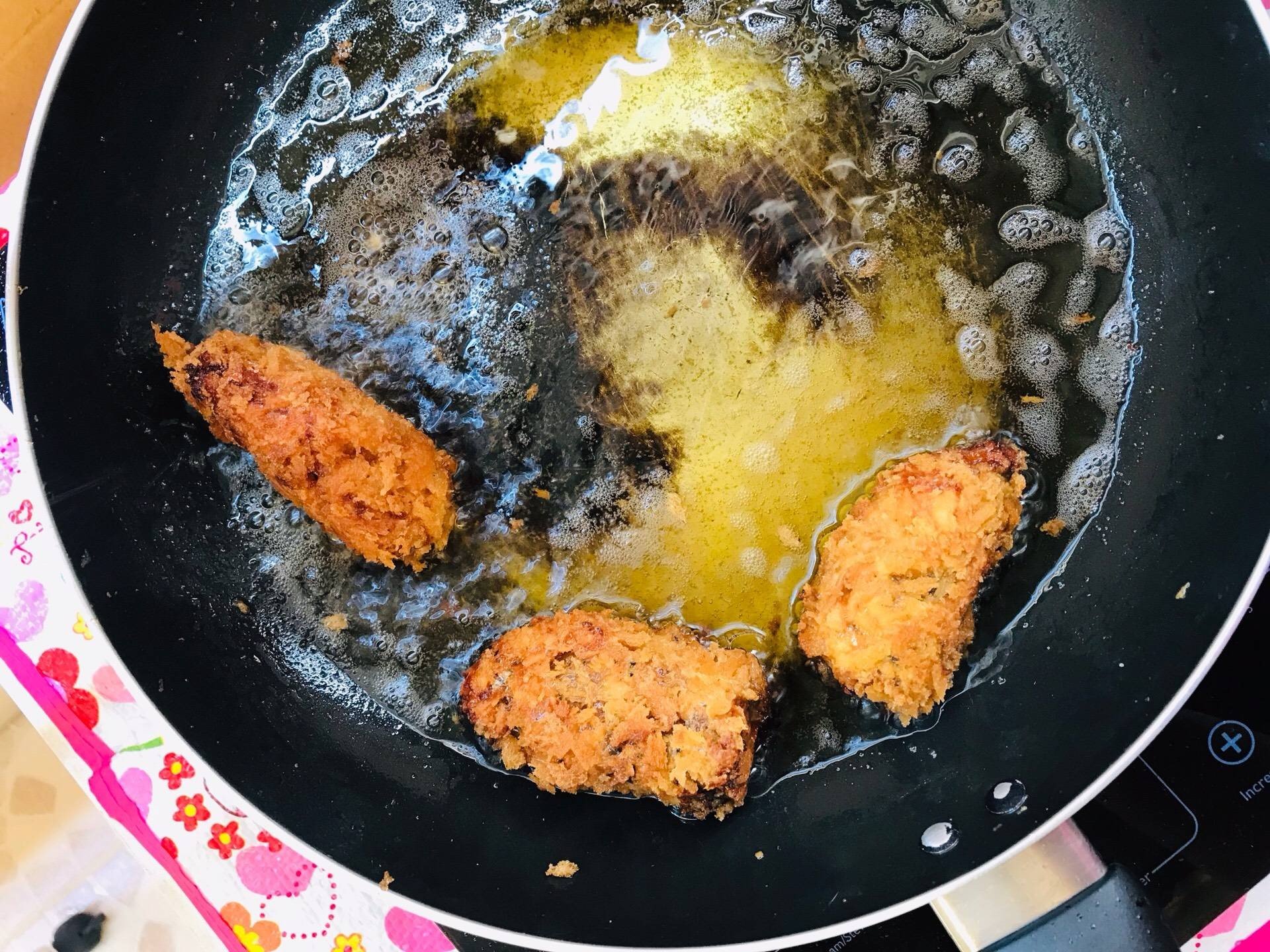 ยำปลากระป๋องทอดกร๊อบกรอบ