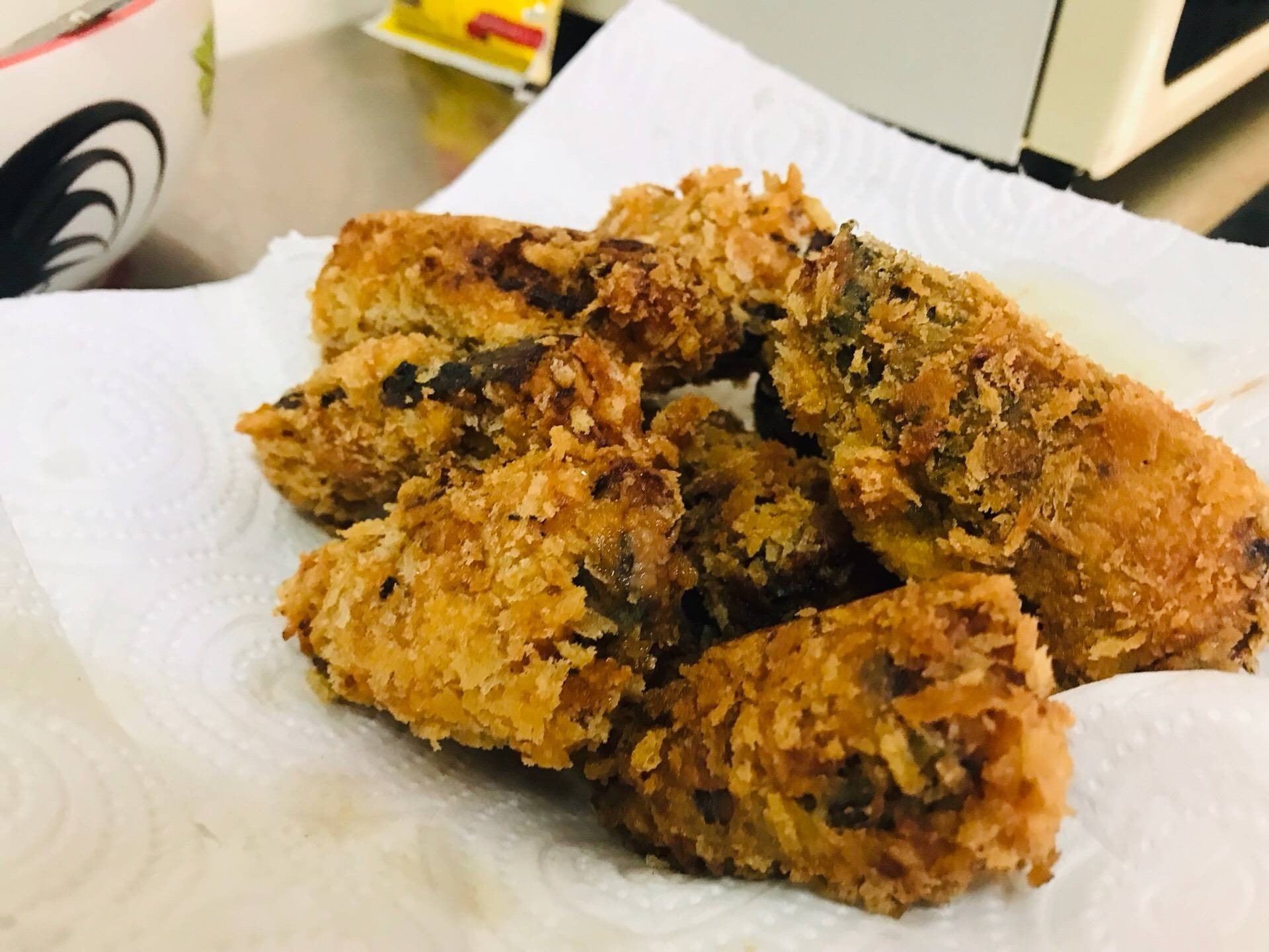 ยำปลากระป๋องทอดกร๊อบกรอบ