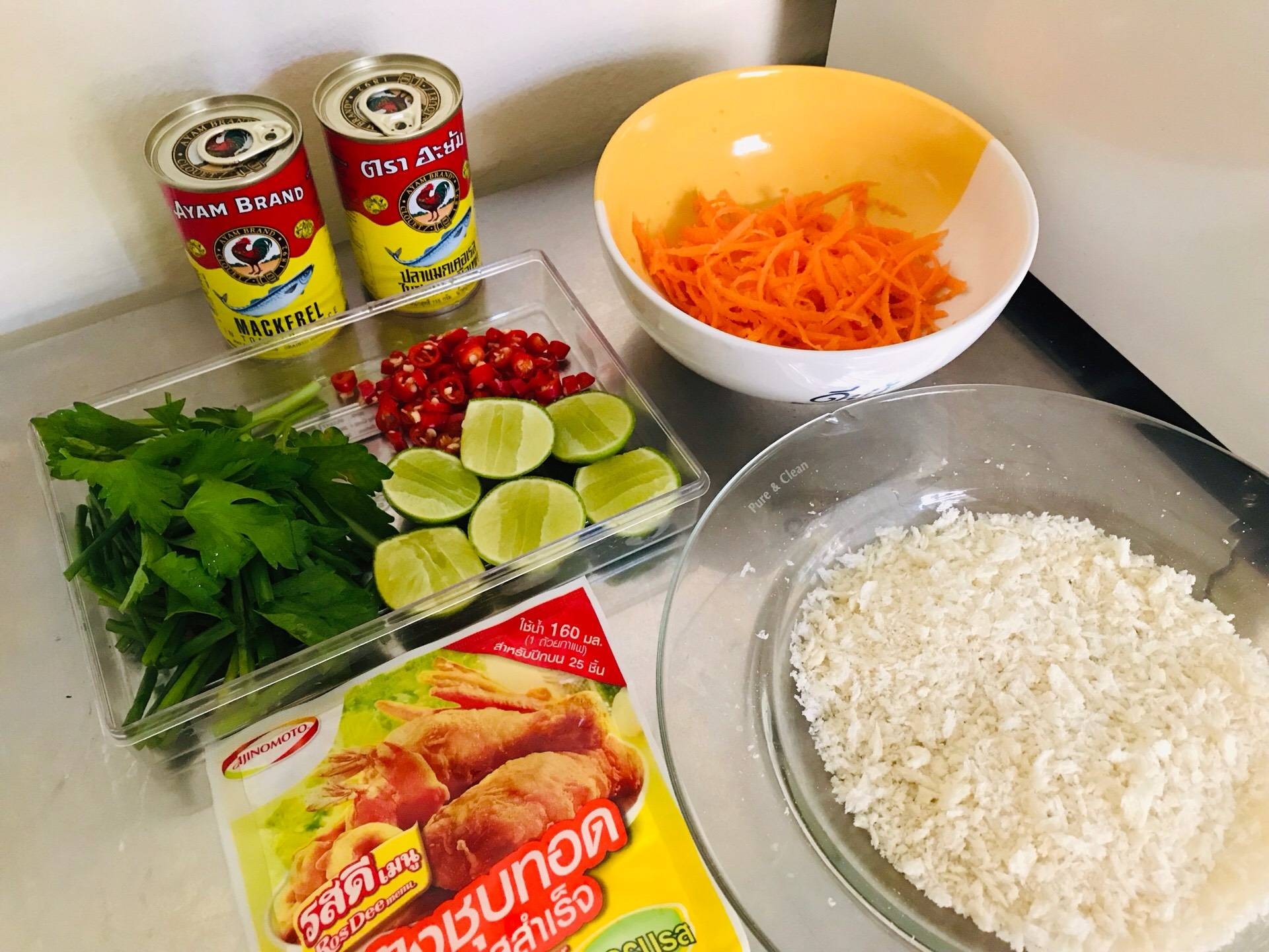 ยำปลากระป๋องทอดกร๊อบกรอบ