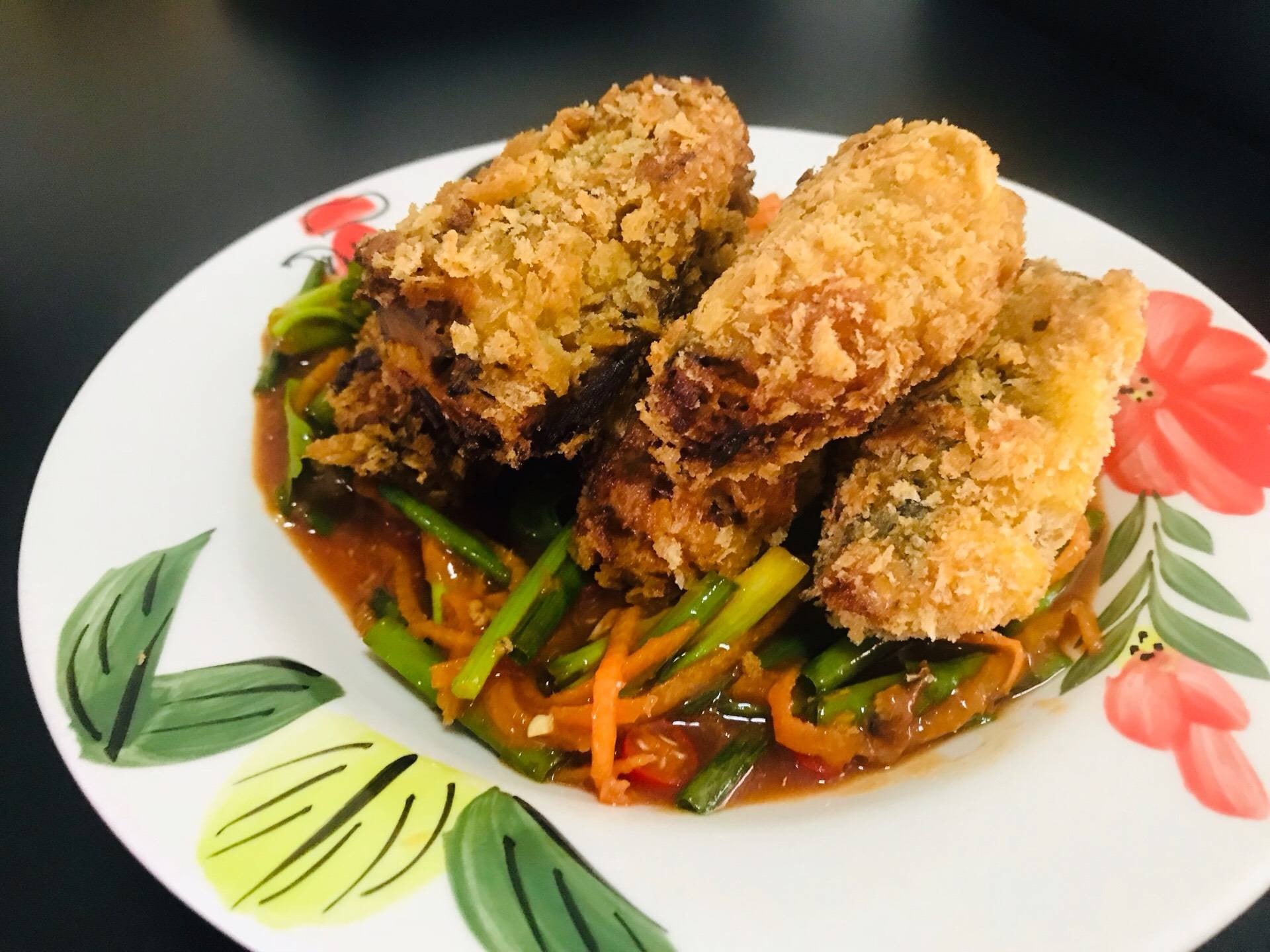 ยำปลากระป๋องทอดกร๊อบกรอบ