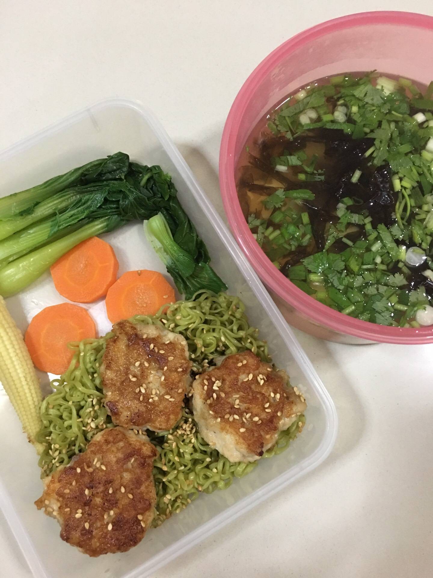 “บะหมี่ผักแห้งหน้าไก่"