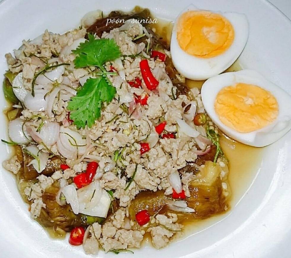 ยำมะเขือยาวเผาไข่ต้ม