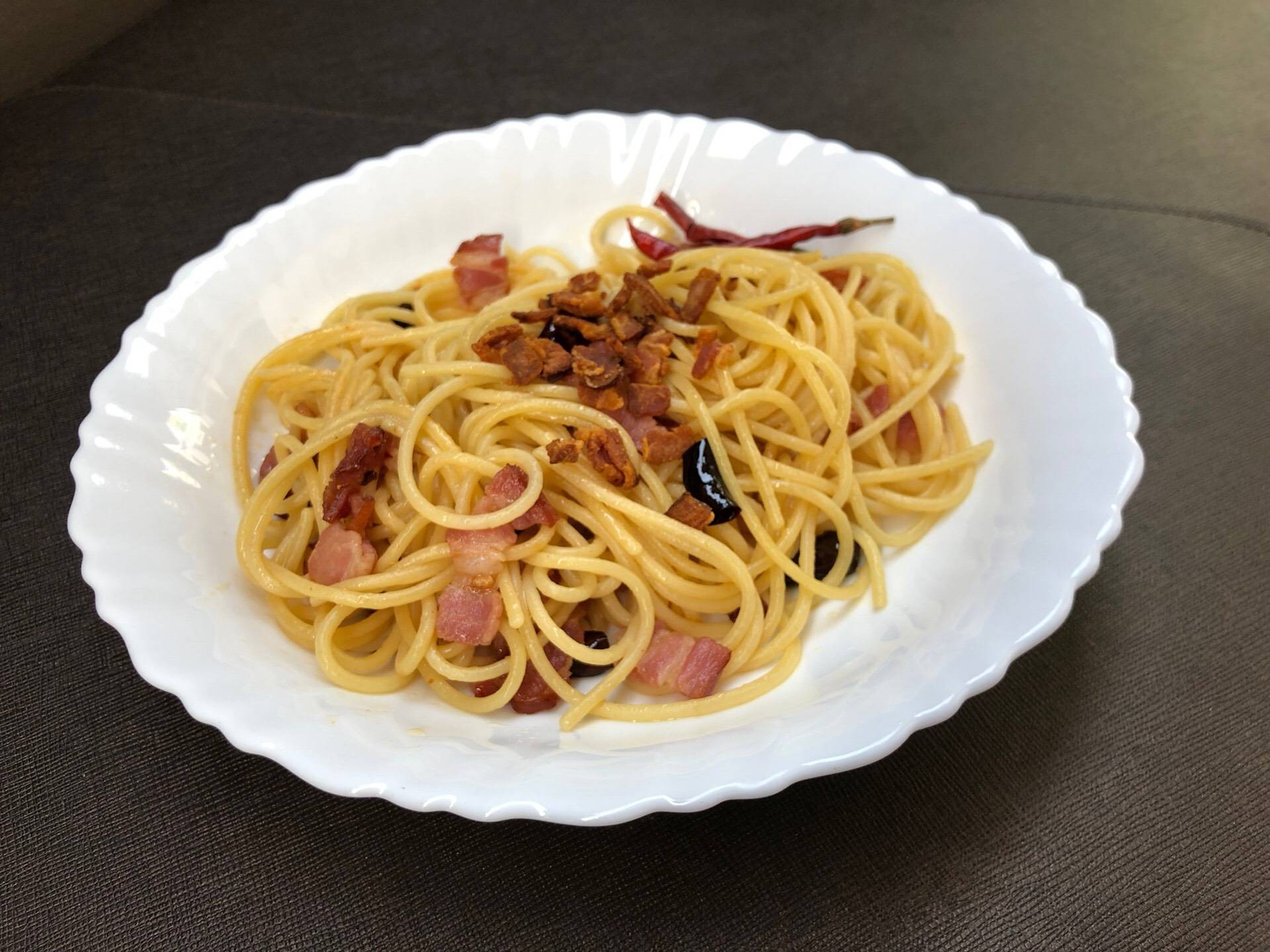 สปาเก็ตตี้เบคอนผัดพริกแห้งทำด้วยใจ