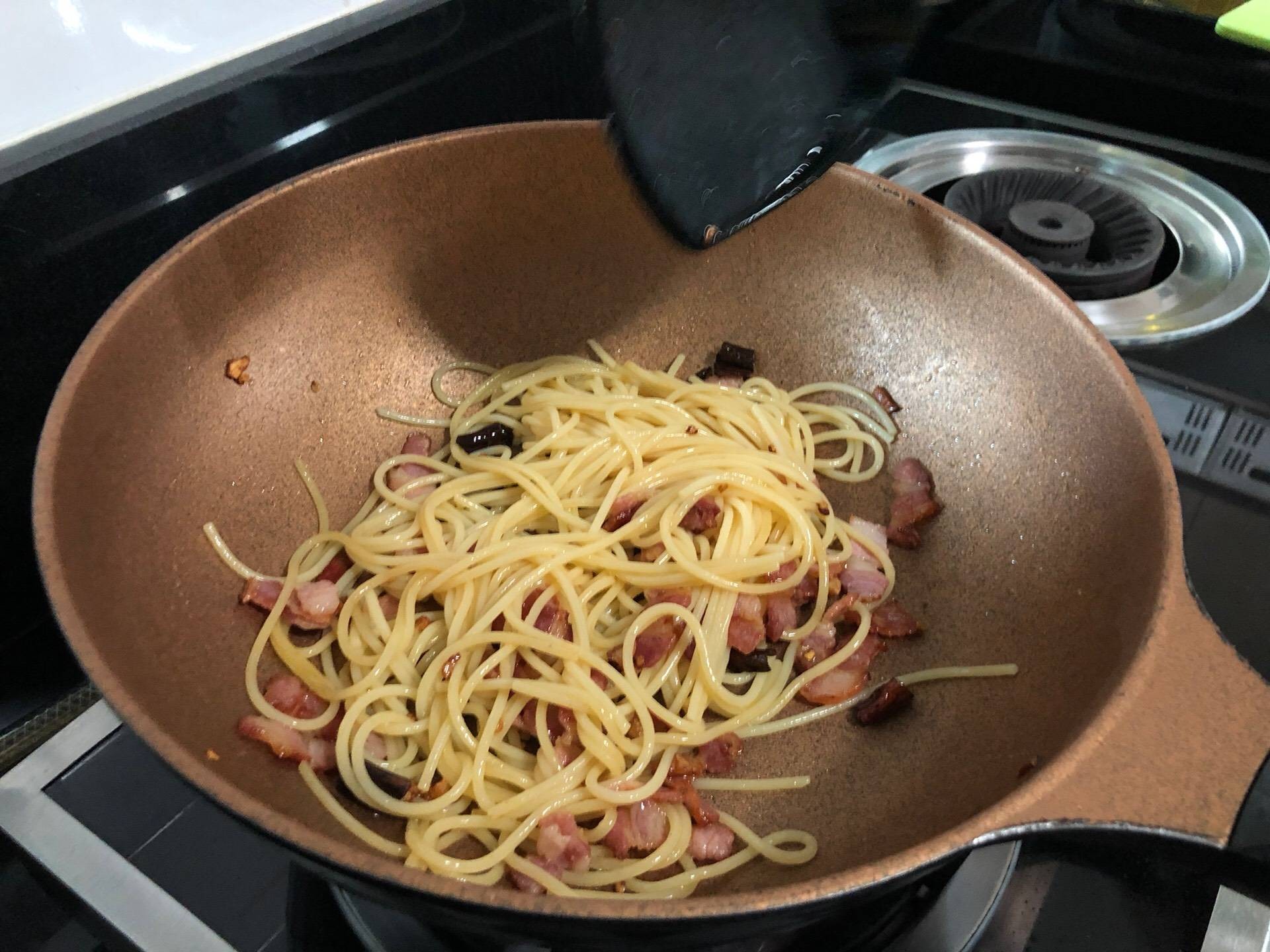 สปาเก็ตตี้เบคอนผัดพริกแห้งทำด้วยใจ