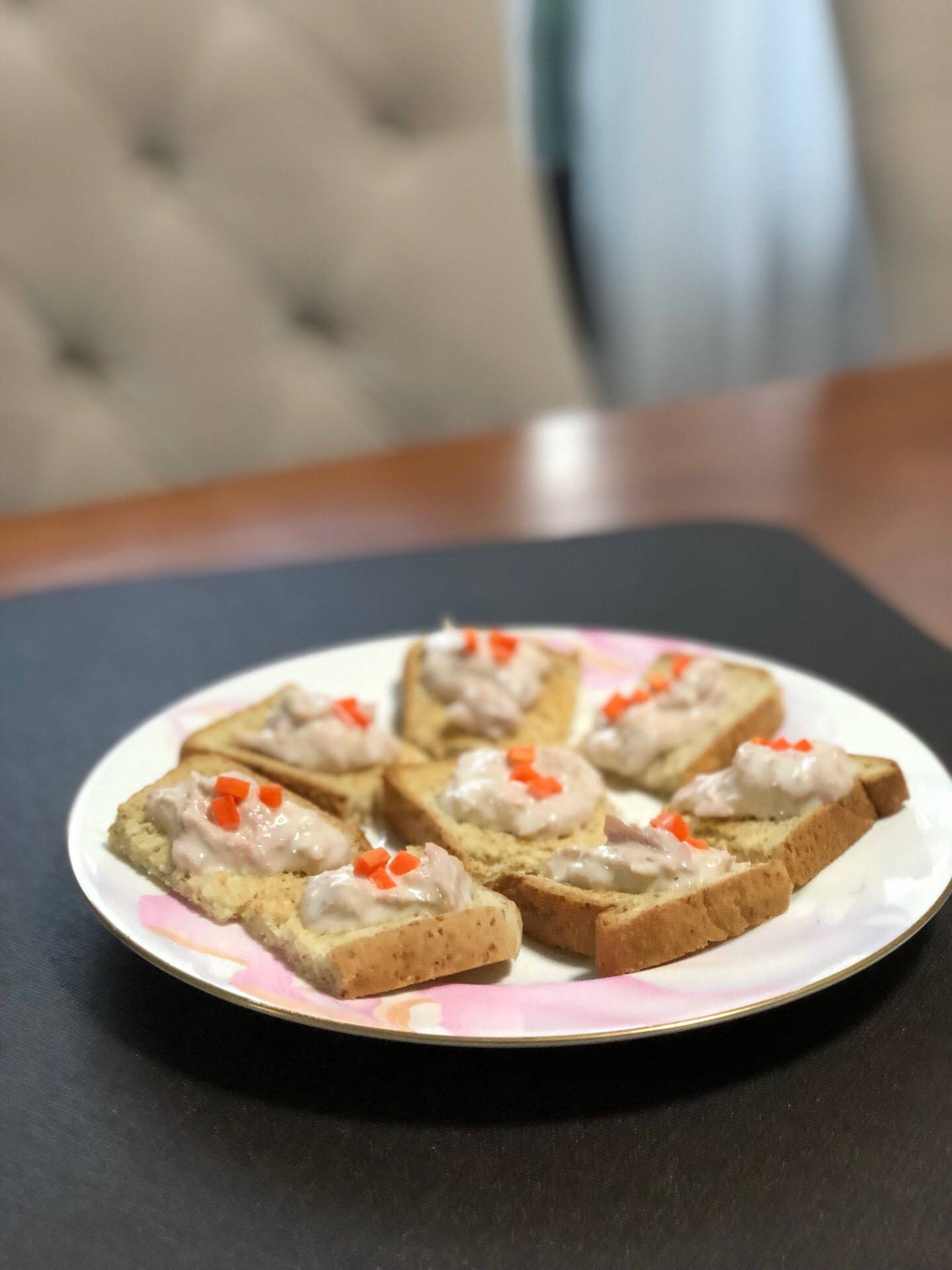 ขนมปังน้ำครีมสลัดทูน่า