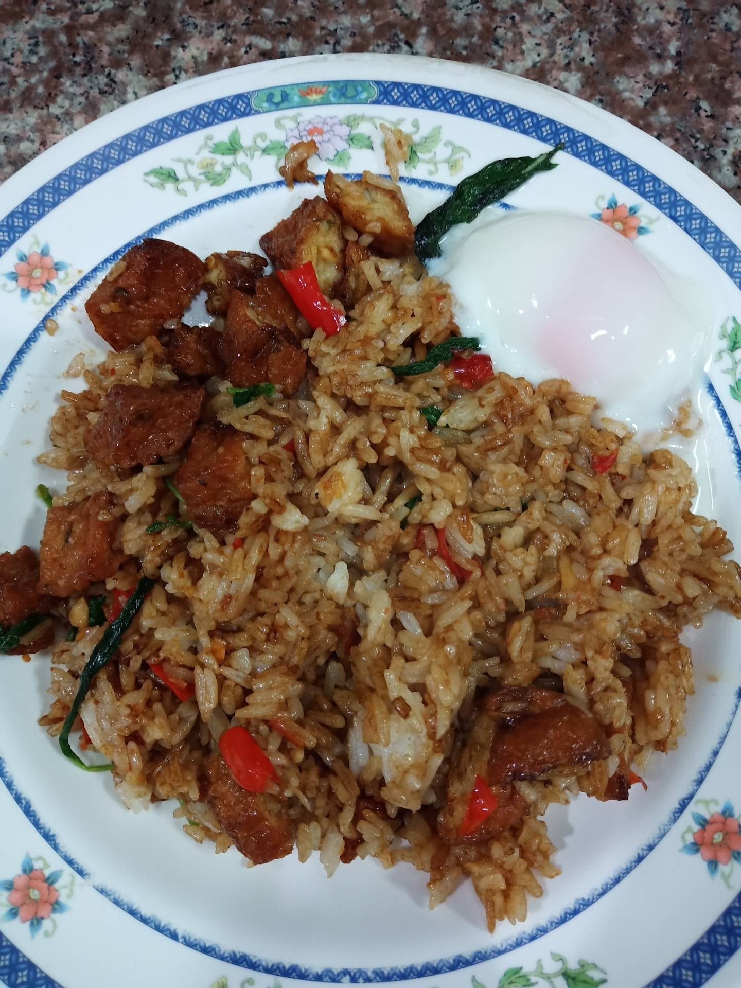 ผัดกระเพราไก่จ๊อท๊อปปิ้งด้วยไข่ลวก