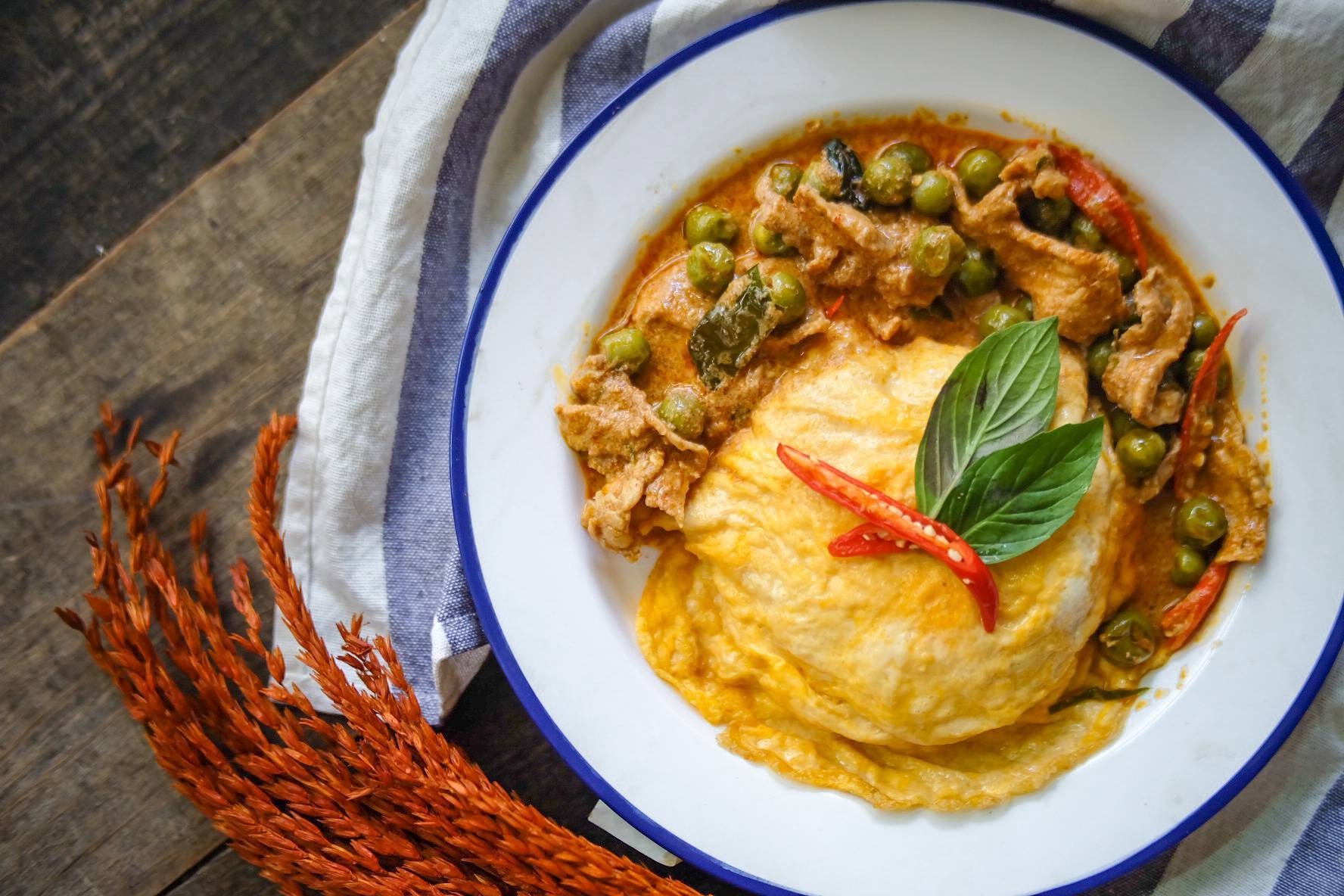 ข้าวแกงพะแนงหมูไข่เจียว