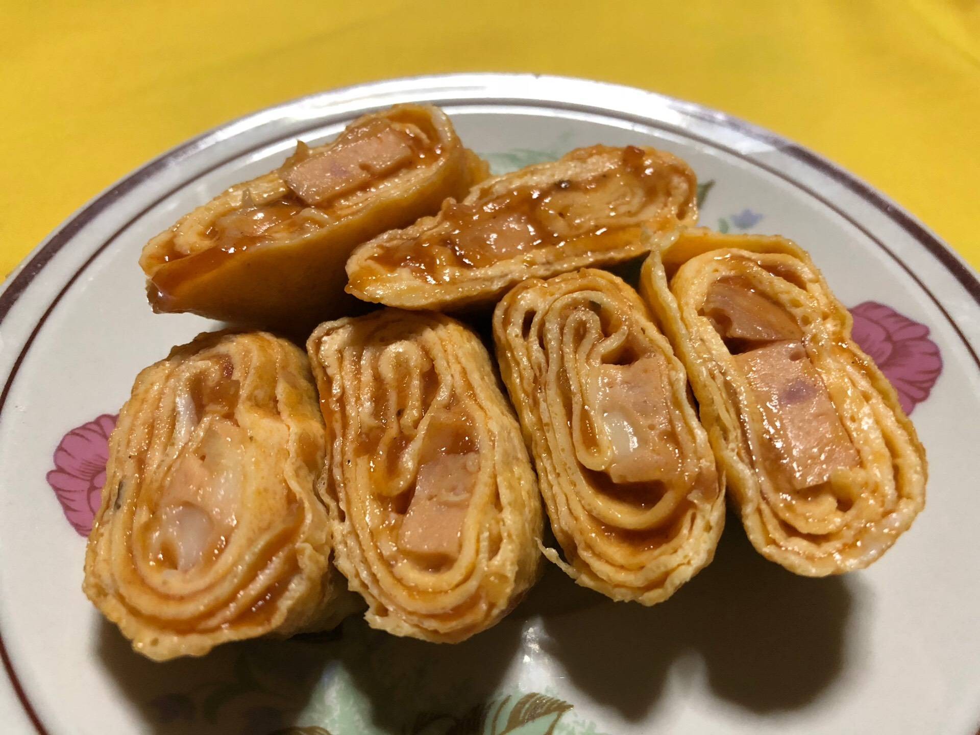 แฮมโบโลน่าโรลไข่ซอสพิซซ่า