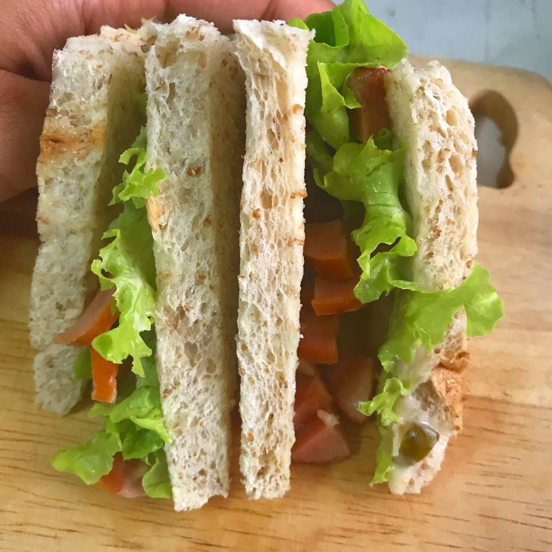 แซนวิชไส้กรอกหมู