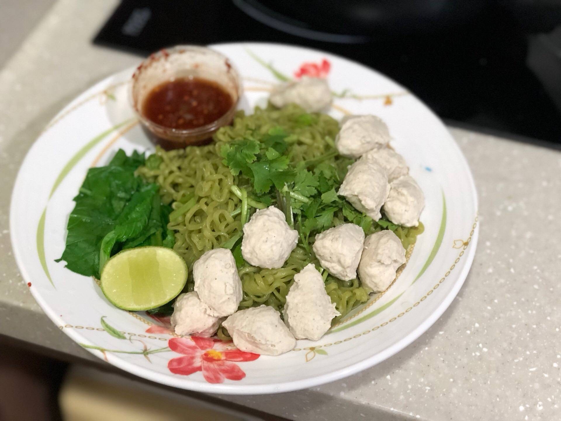บะหมี่ผักลูกชิ้นอกไก่สายคลีน