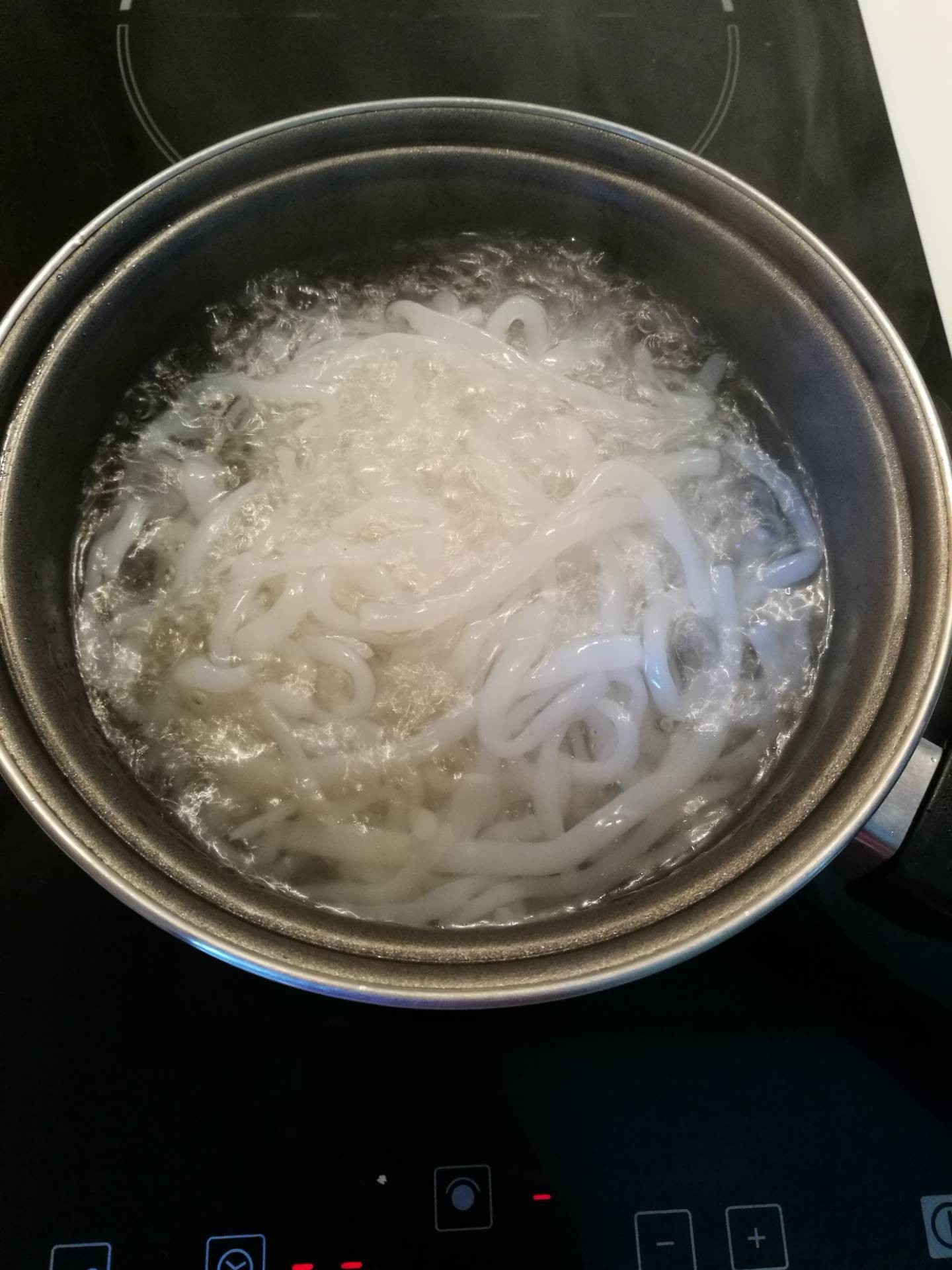 ผัดซีอิ๊วไก่เส้นบุก