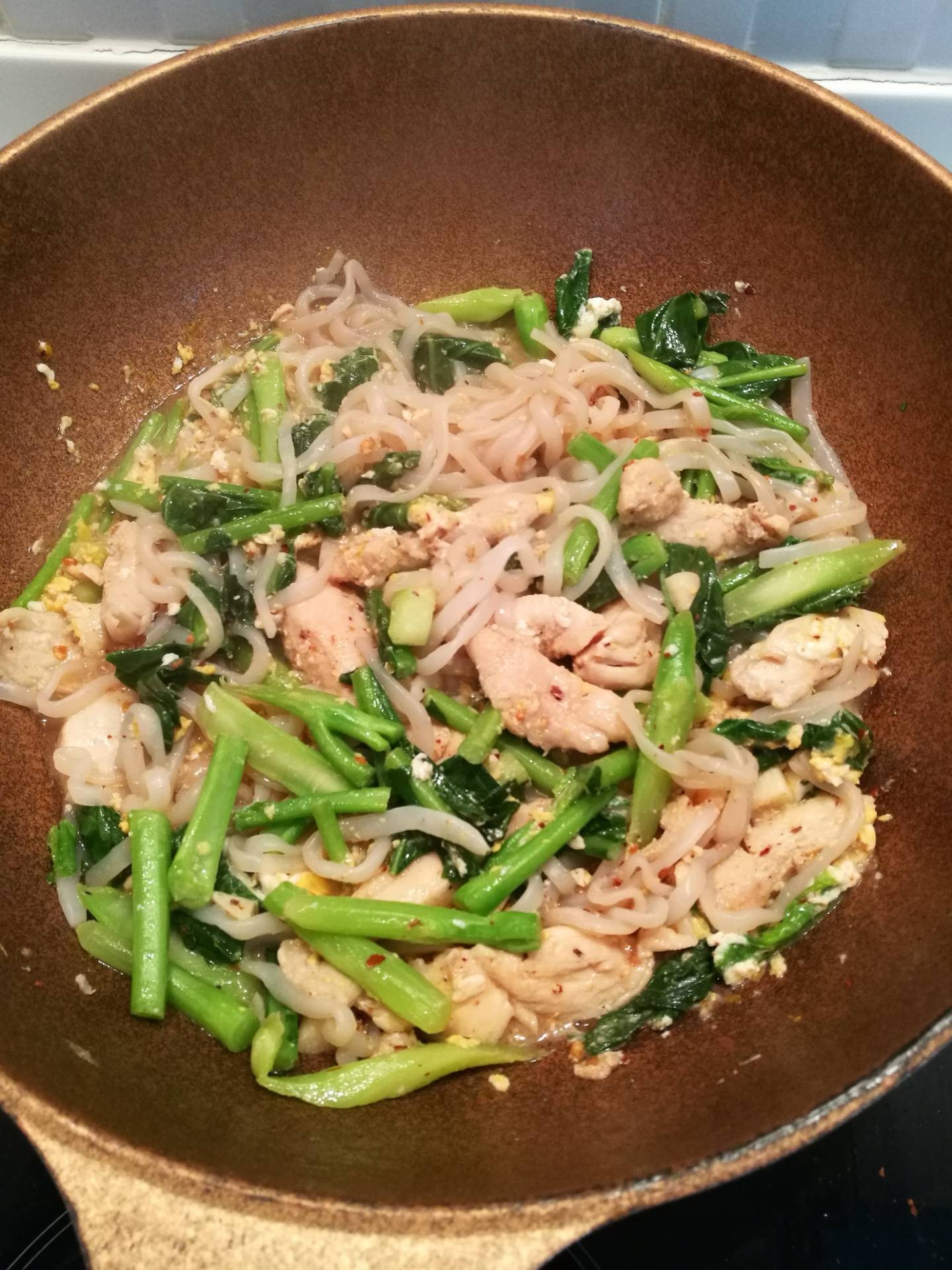 ผัดซีอิ๊วไก่เส้นบุก