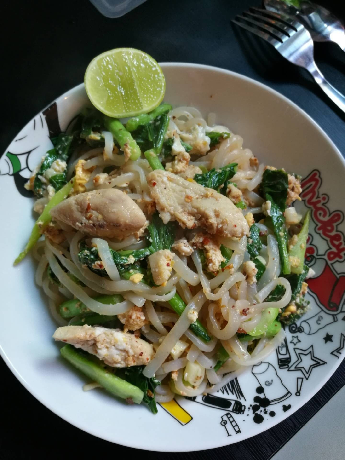 ผัดซีอิ๊วไก่เส้นบุก