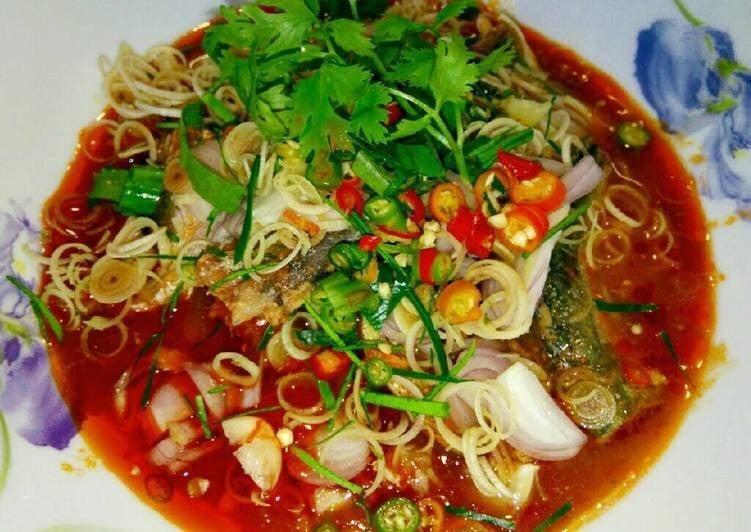 ยำปลากระป๋องมะม่วงสด