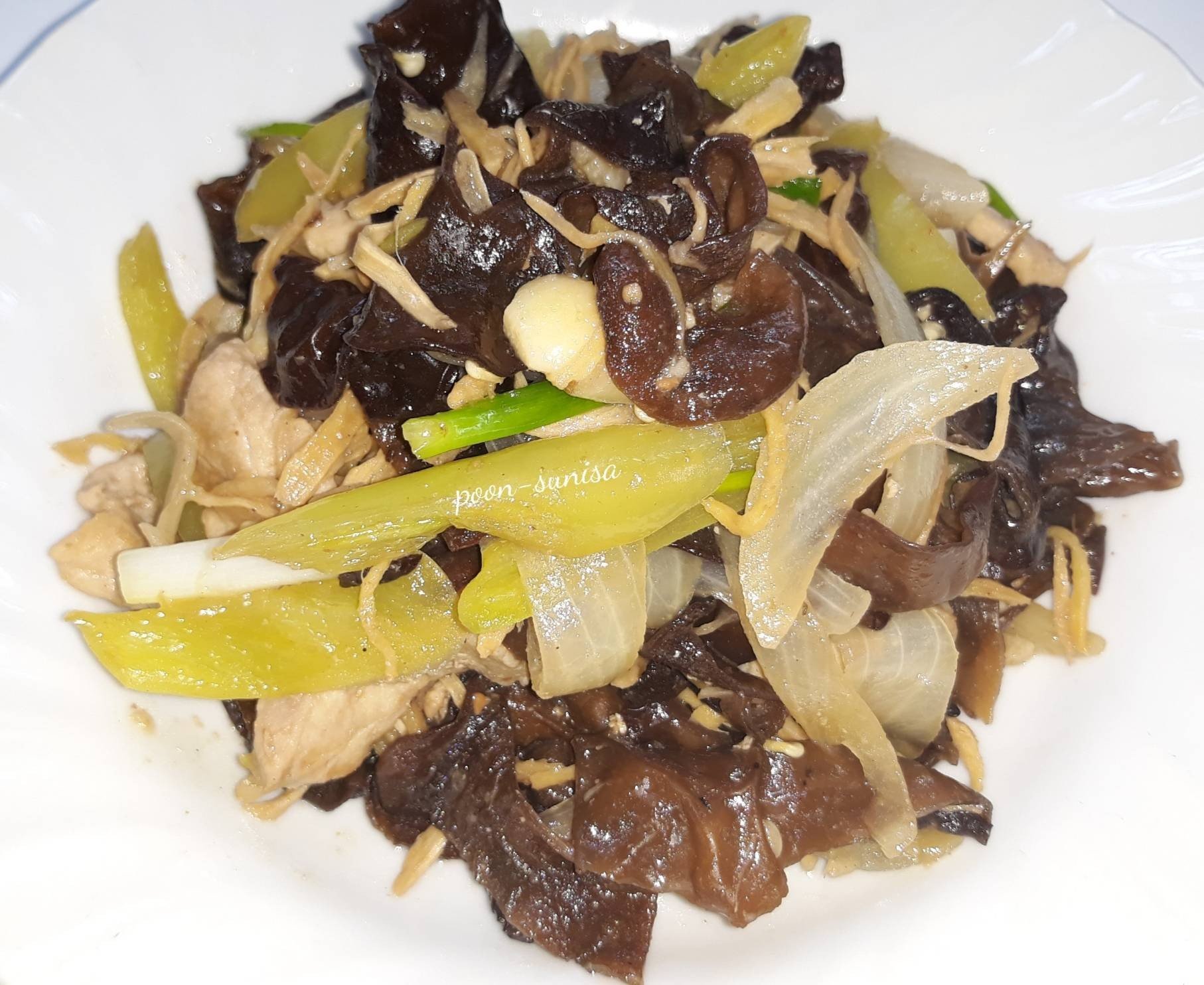 ผัดพริกสดขิงเห็ดหูหนู