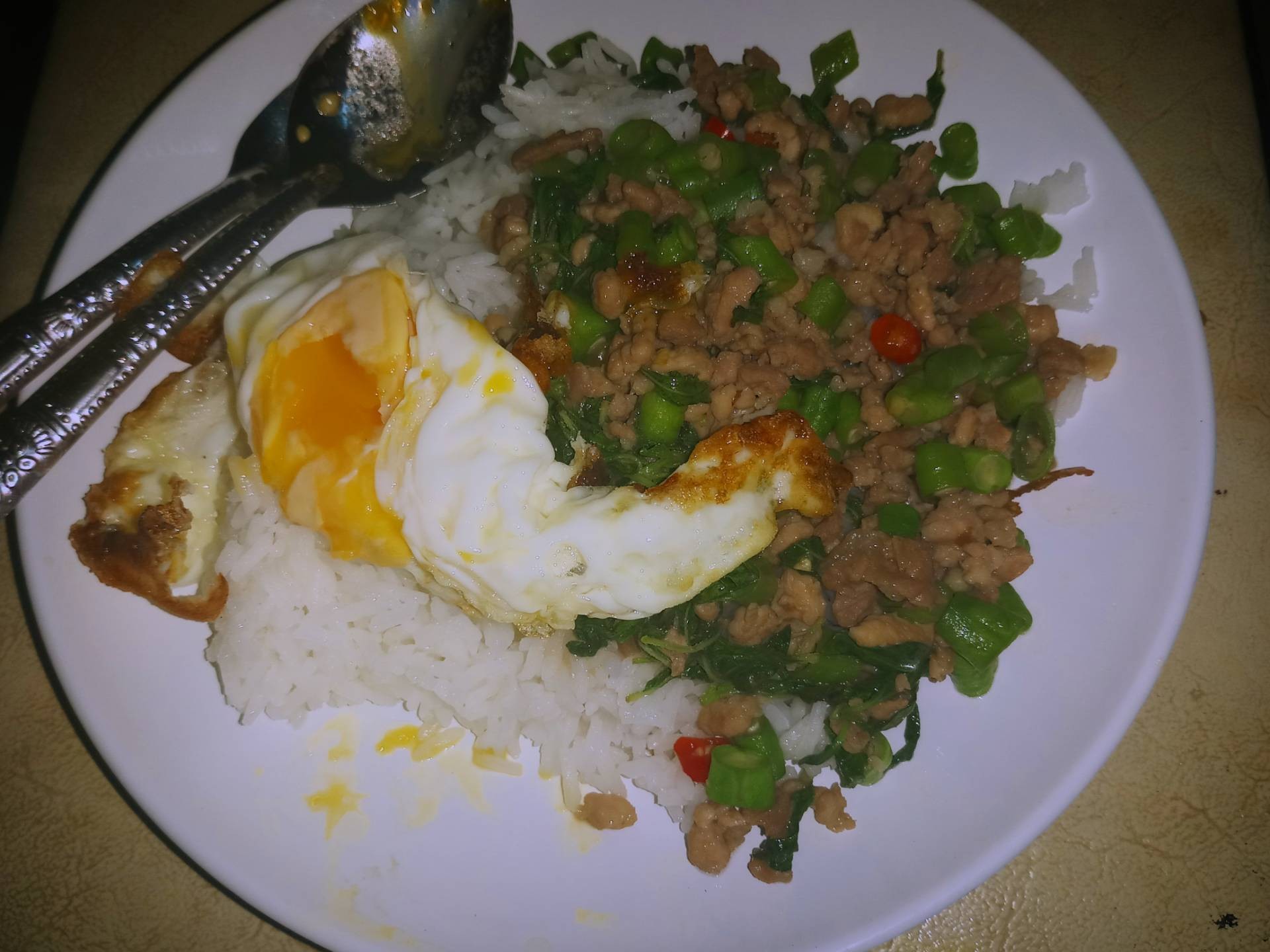 ผัดกระเพราไข่ดาว