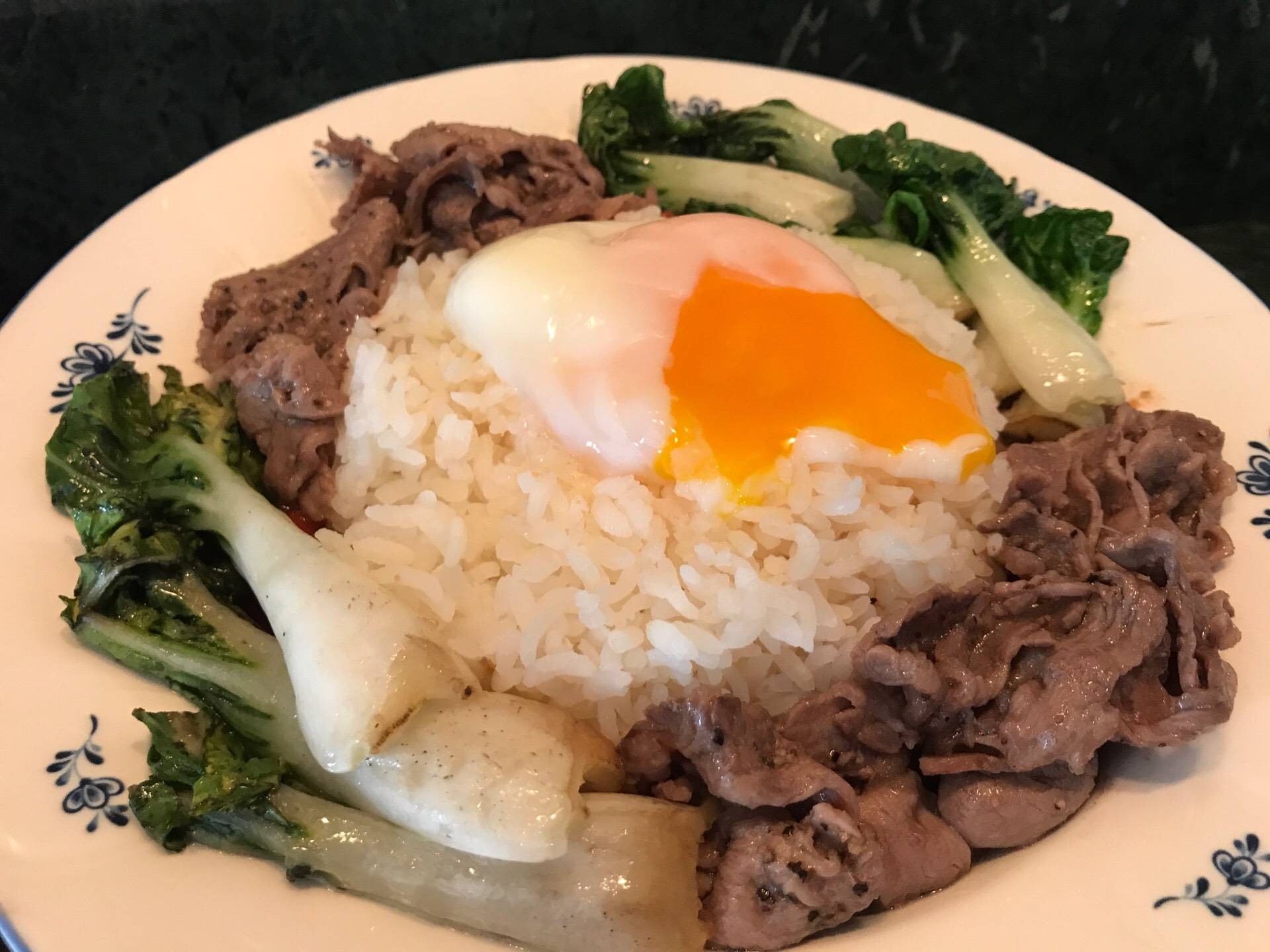 ข้าวหน้าเนื้อไวน์แดงซอสมะเขือเทศ