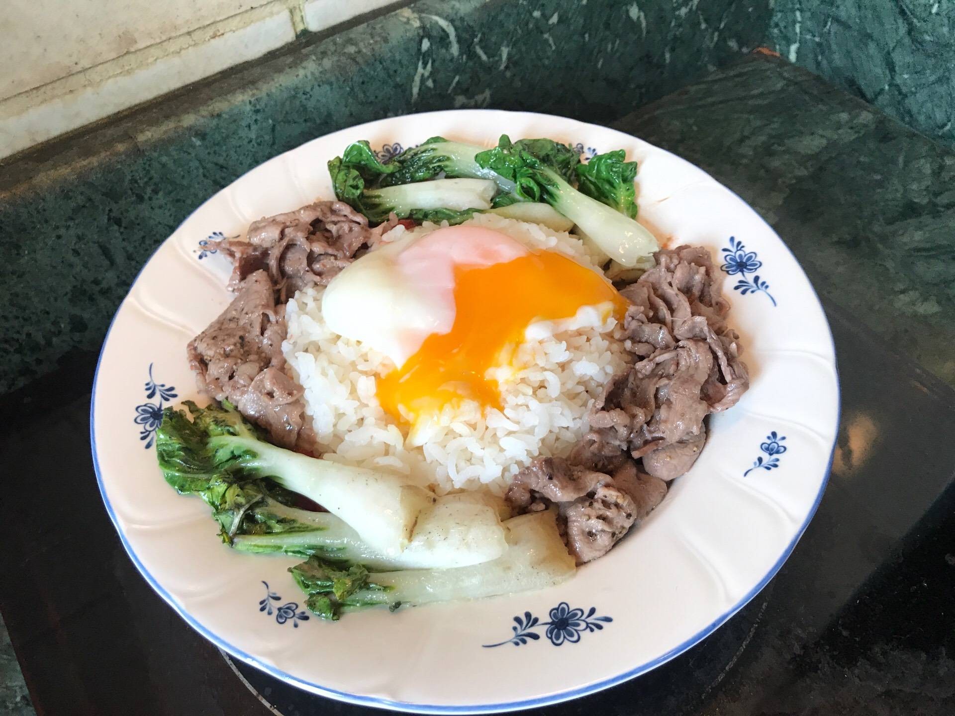 ข้าวหน้าเนื้อไวน์แดงซอสมะเขือเทศ