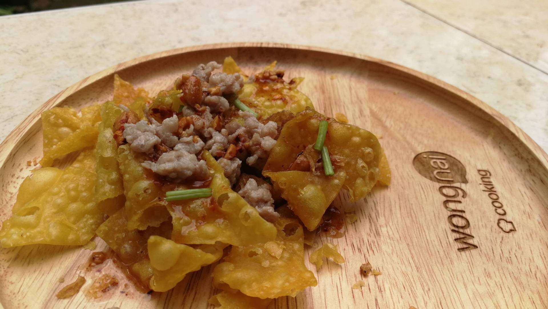 เกี๊ยวกรอบยำแห้ง