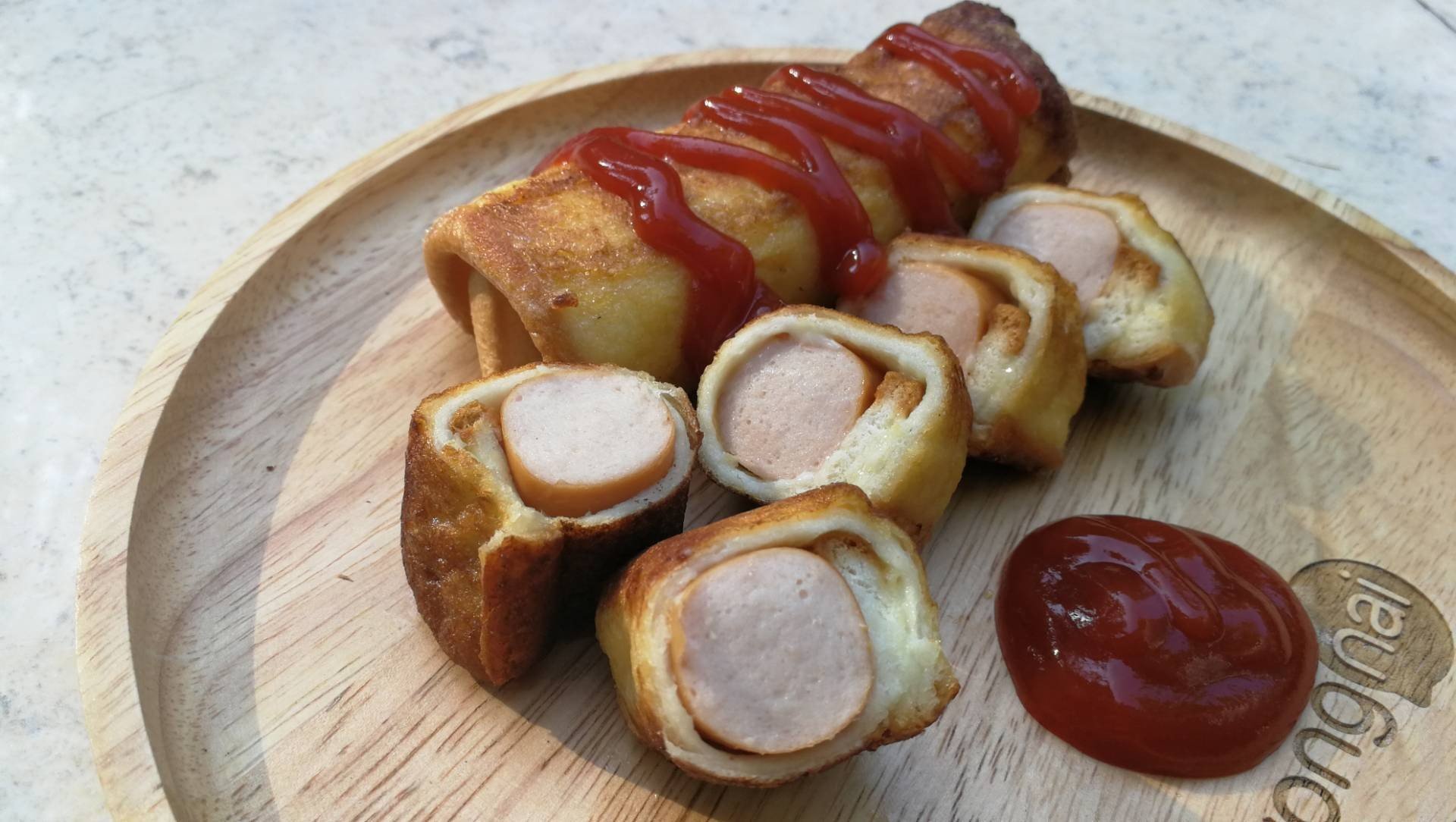 ขนมปังไส้กรอกชุบไข่ทอด